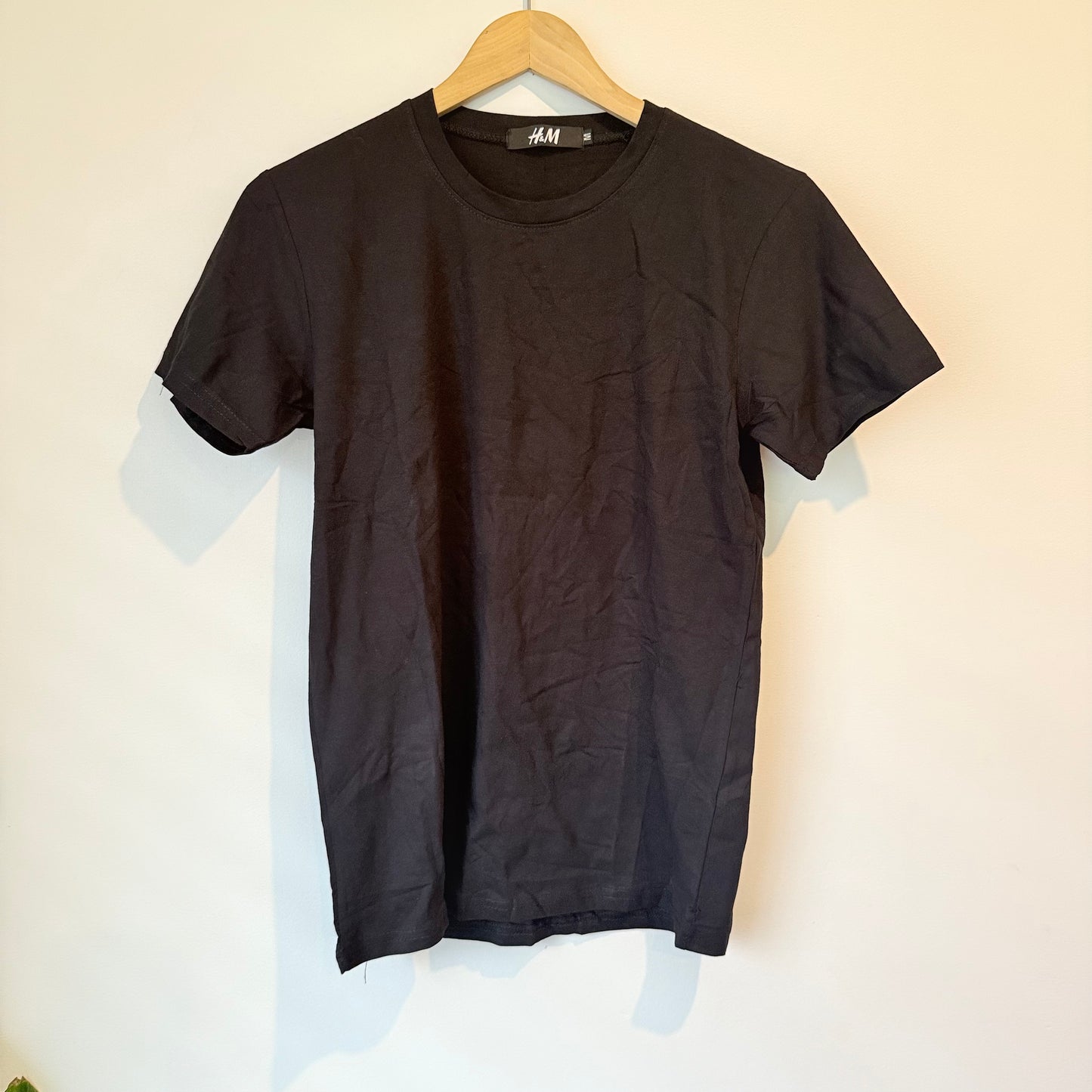 H&M Crew Neck T-Shirt in Black - Size M