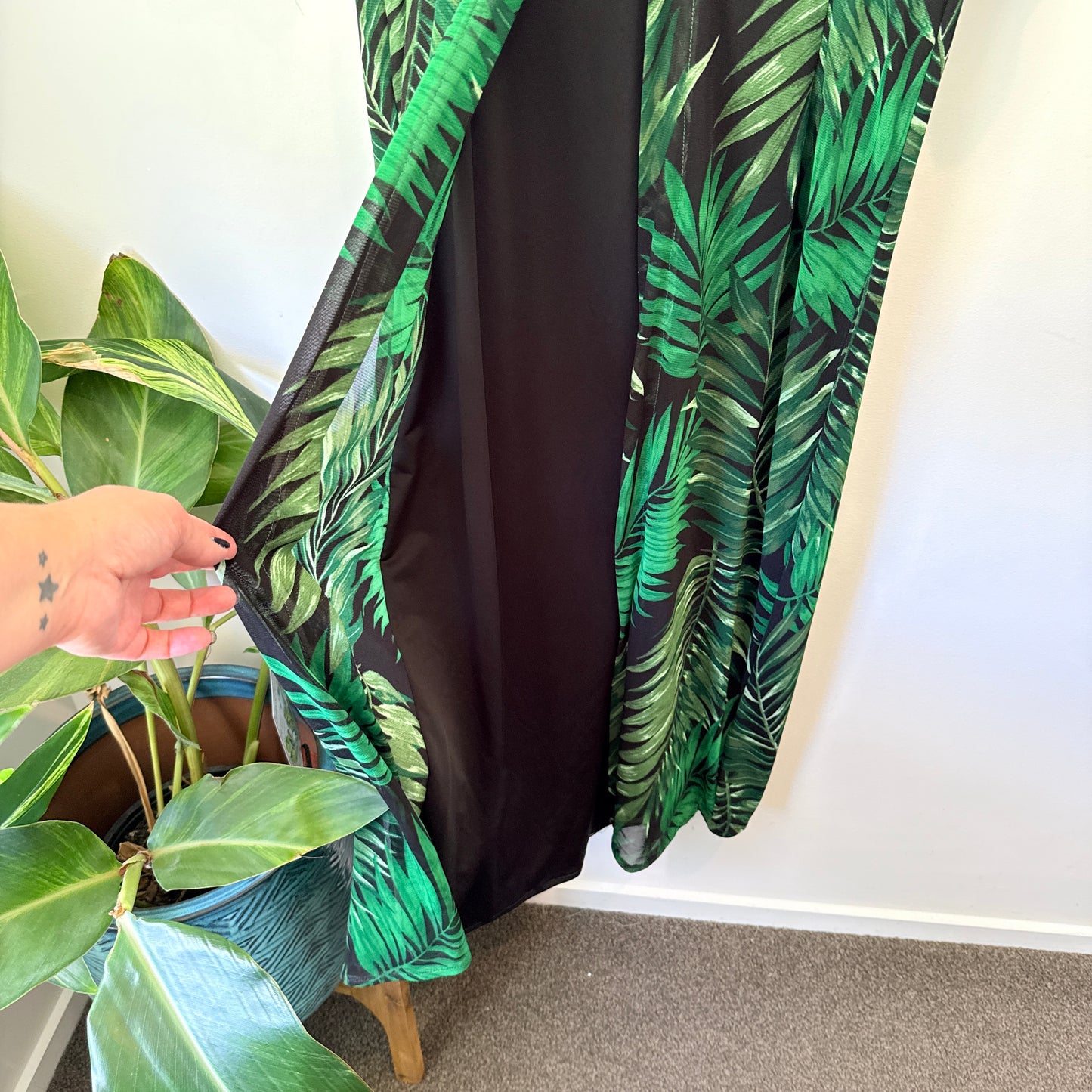 Brand Unknown U/Arm to U/Arm 52cm Leaf Print Dress