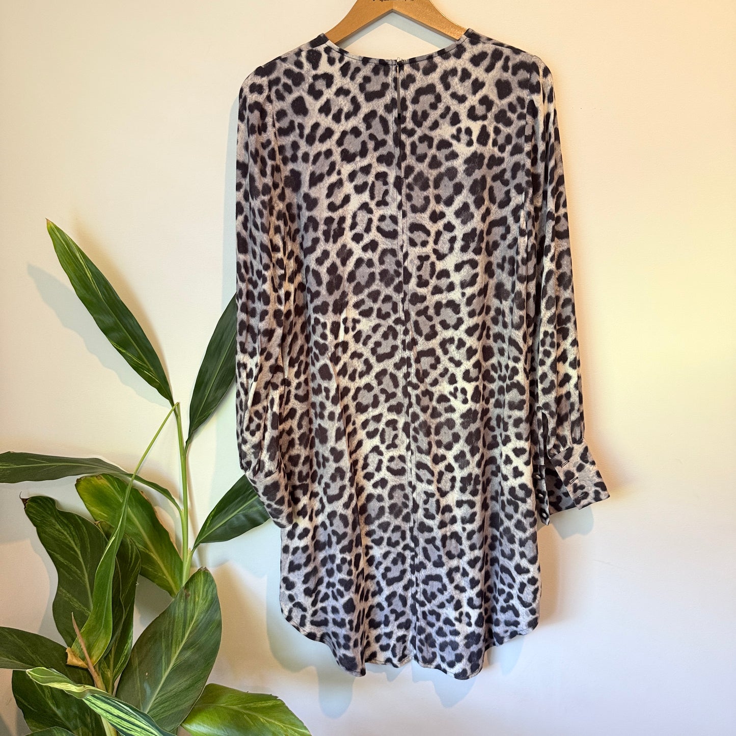 Decjuba Leopard Print Long Sleeve Dress – 8