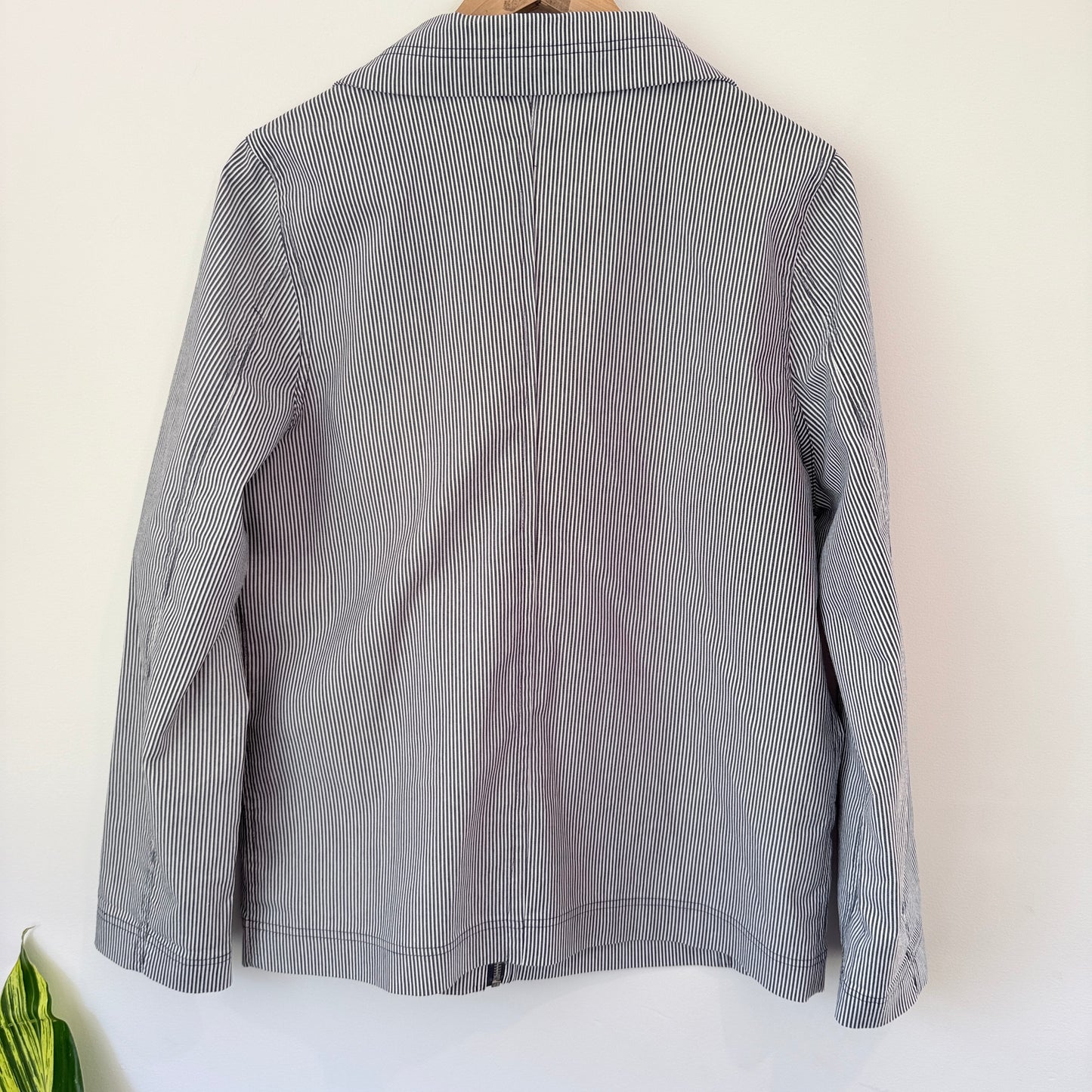 Black & White Pinstripe Zip-Up Jacket – U/Arm 57cm