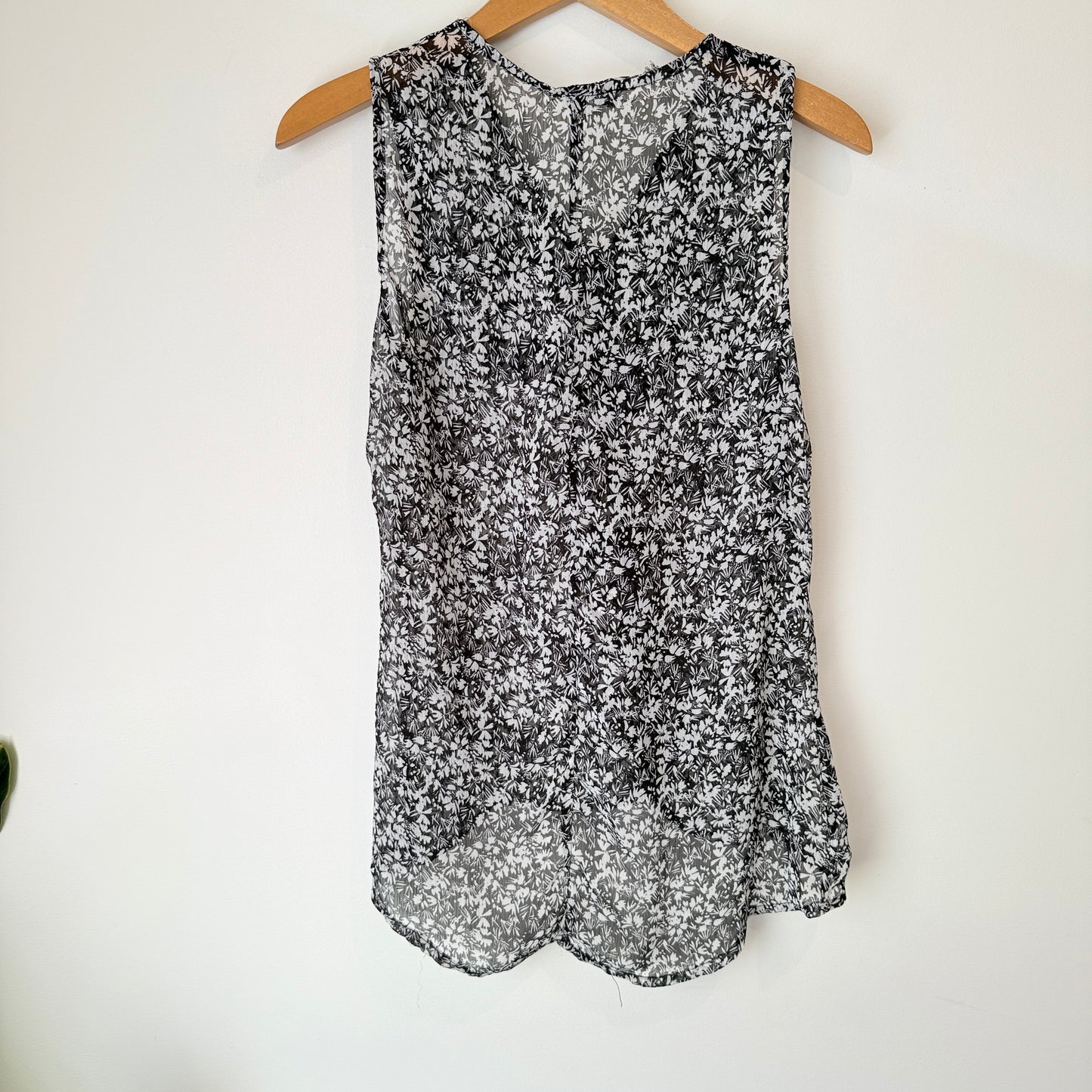 Shanton Size 8 Floral Print Sleeveless Blouse
