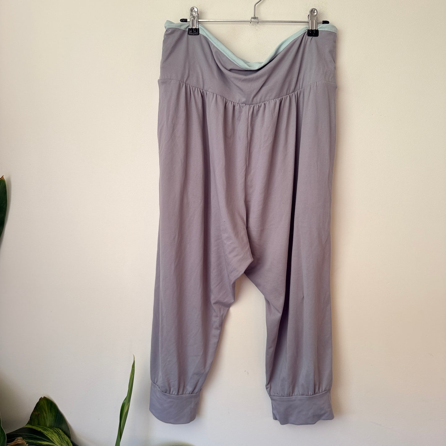 Uniqlo Size 6 Harem Drop Crotch Pants