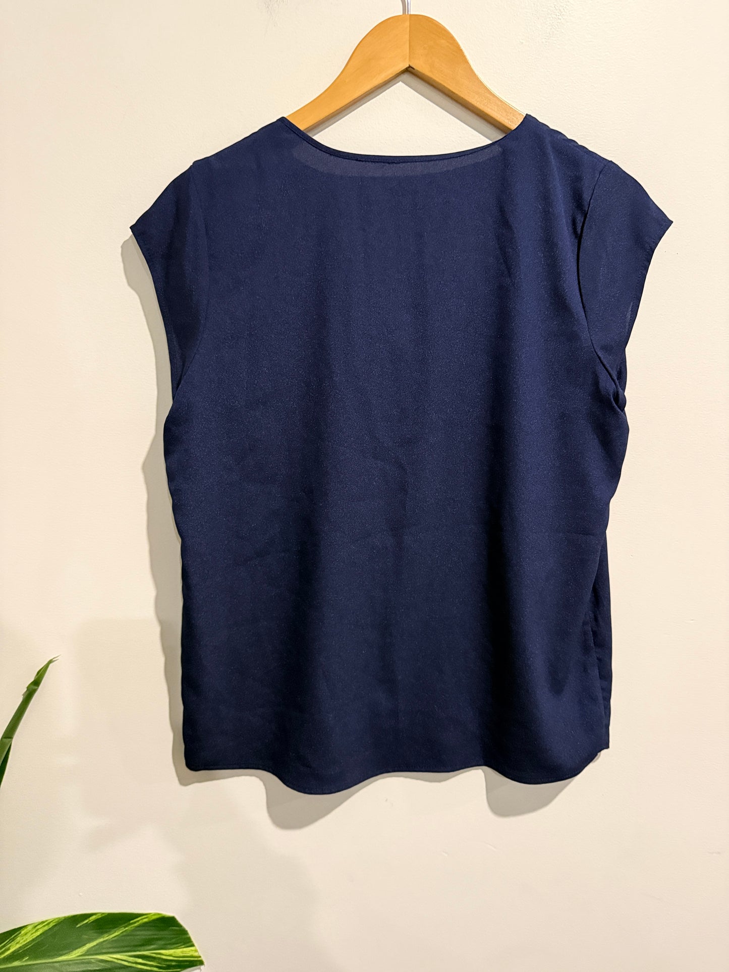 Brand Unknown Size U/Arm to U/Arm 51cm V-Neck Top