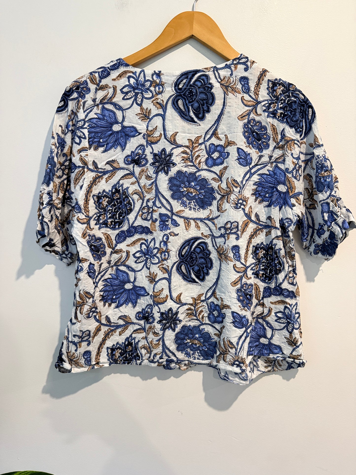 Aoya Size U/Arm to U/Arm 52cm Floral or Paisley Print Top