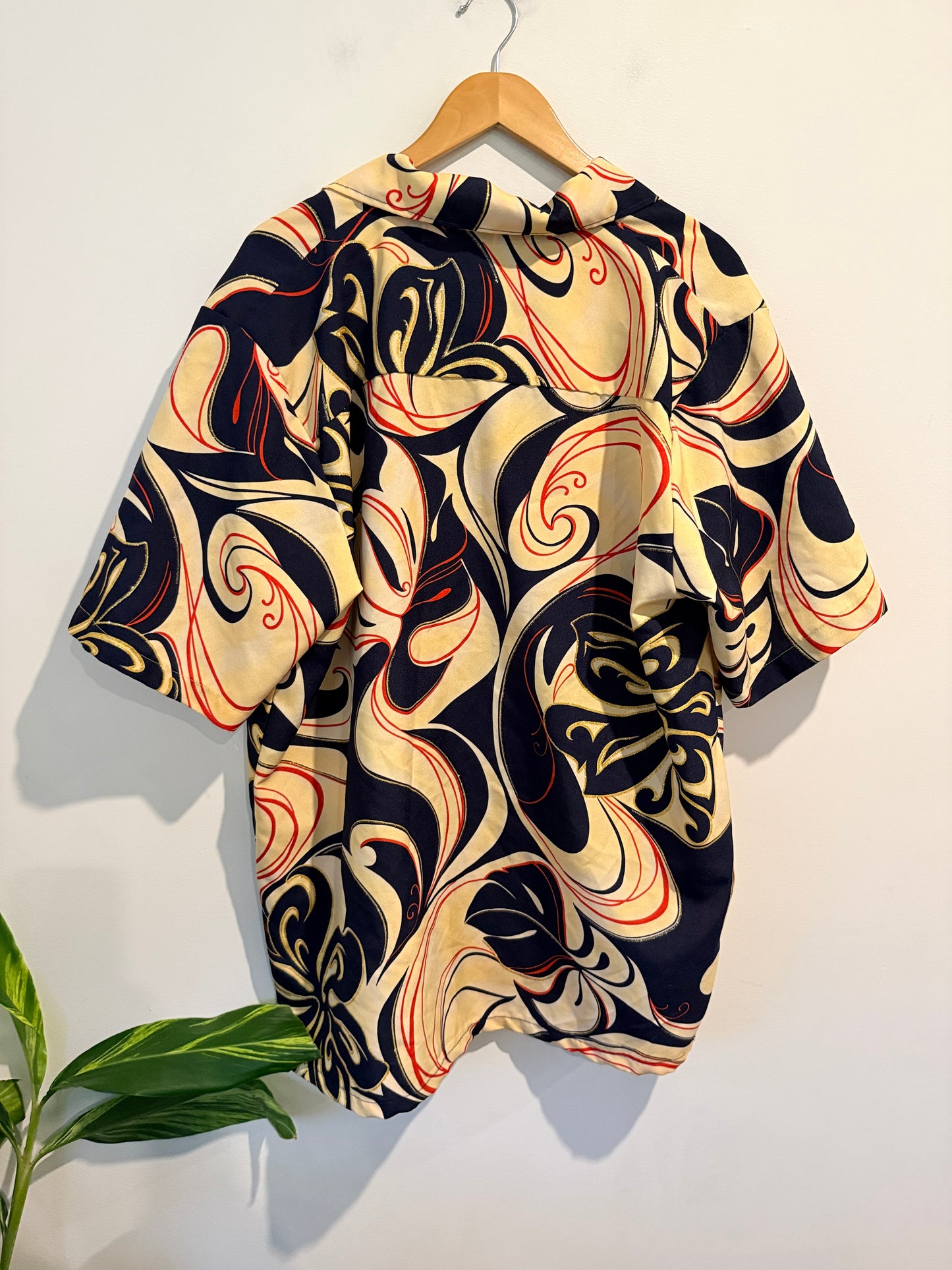 Brand Unknown Size U/Arm to U/Arm 62cm Patterned Button-Down Shirt with Gold Accents