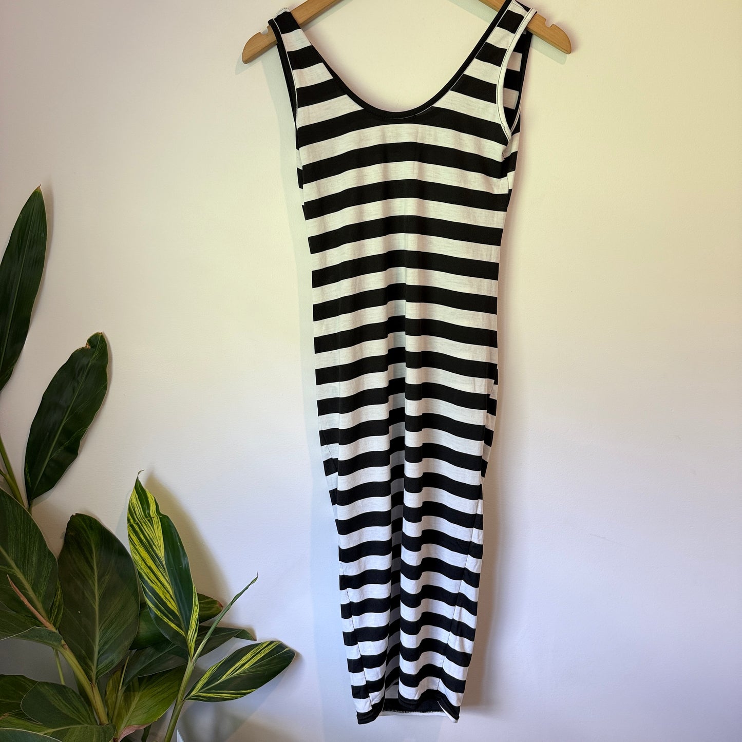 Boohoo Size 6 Black & White Striped Stretch-Knit Midi Dress