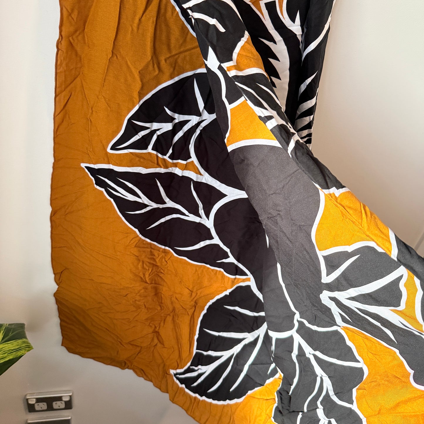 Tapa Print Pareu / Sarong – Brown & Black