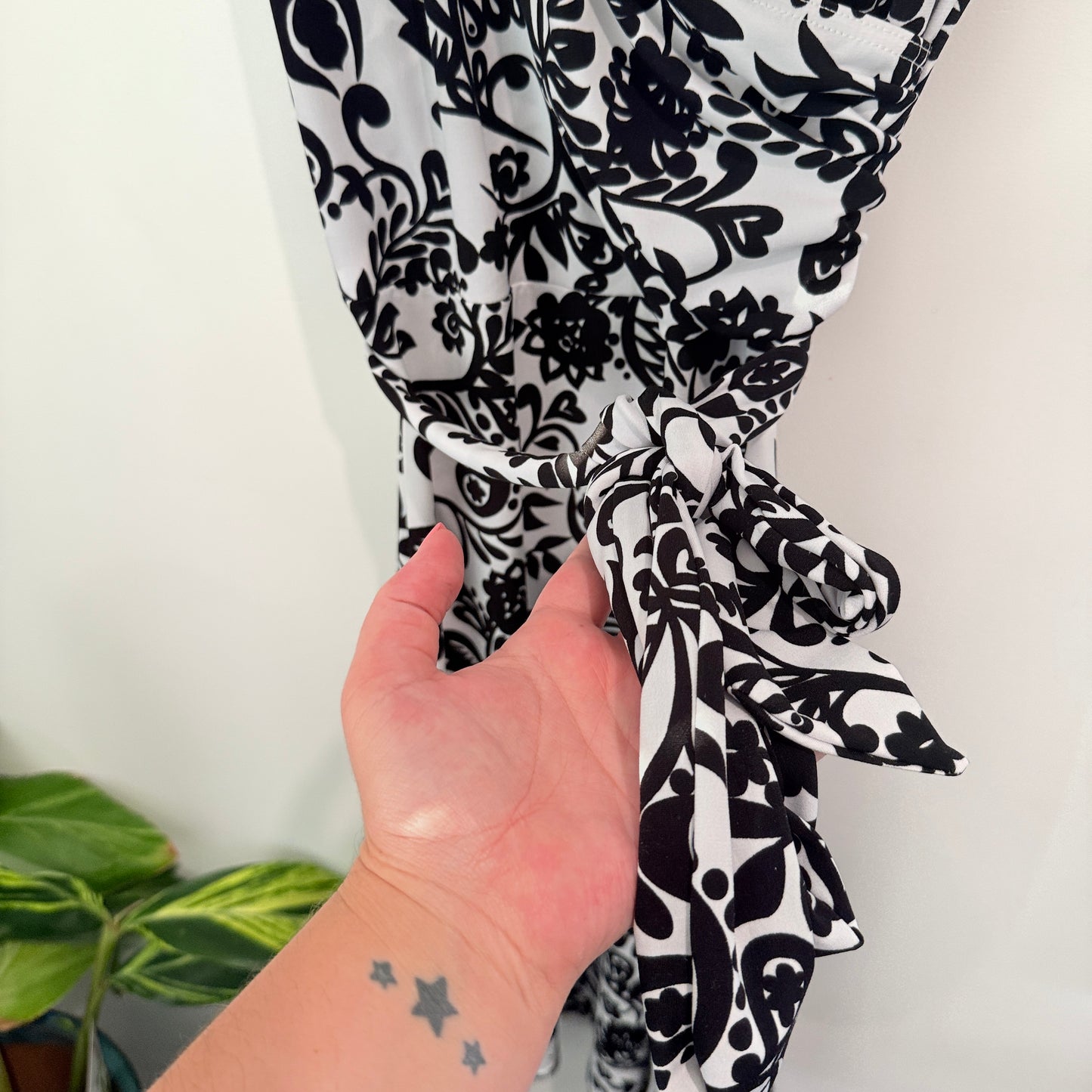 Under Cover Wear Size 14 B&W Short-Sleeved Stretch Wrap Dress
