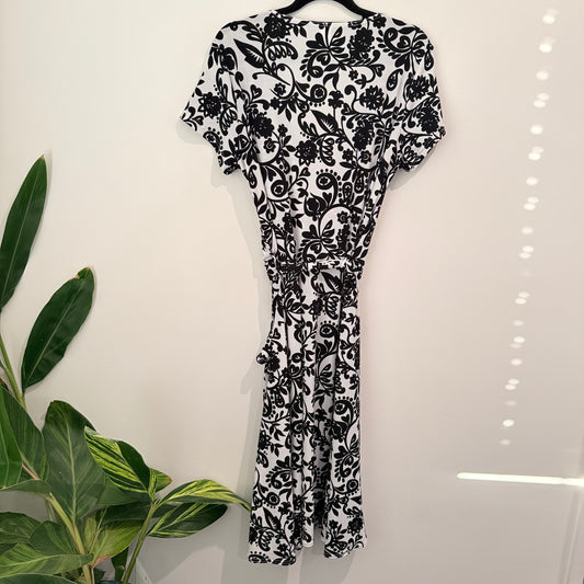 Under Cover Wear Size 14 B&W Short-Sleeved Stretch Wrap Dress