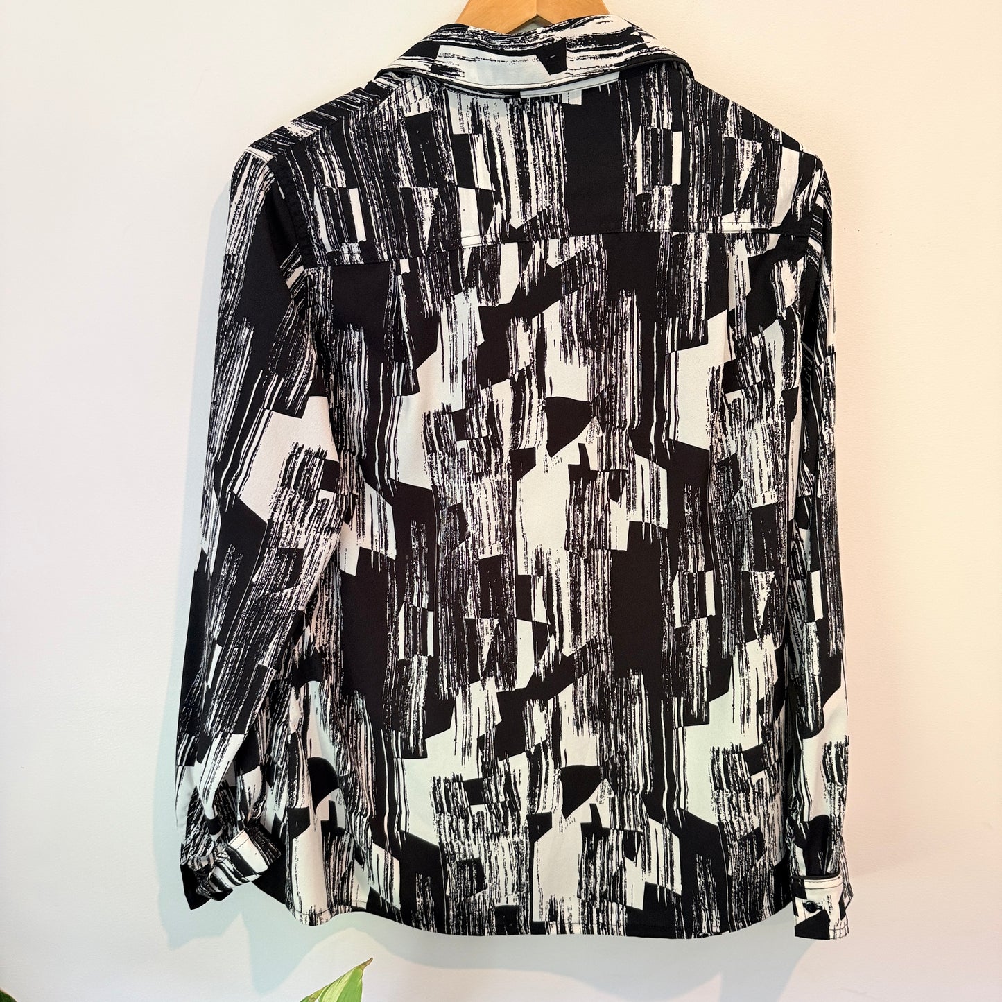 Brand Unknown Size U/Arm to U/Arm 54cm Abstract Print Button-Down Shirt