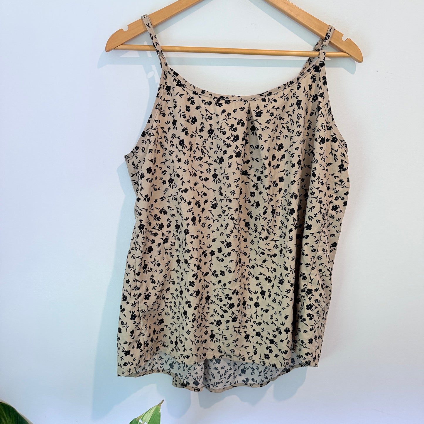 Brand Unknown Size XL Spaghetti Strap Tank Top