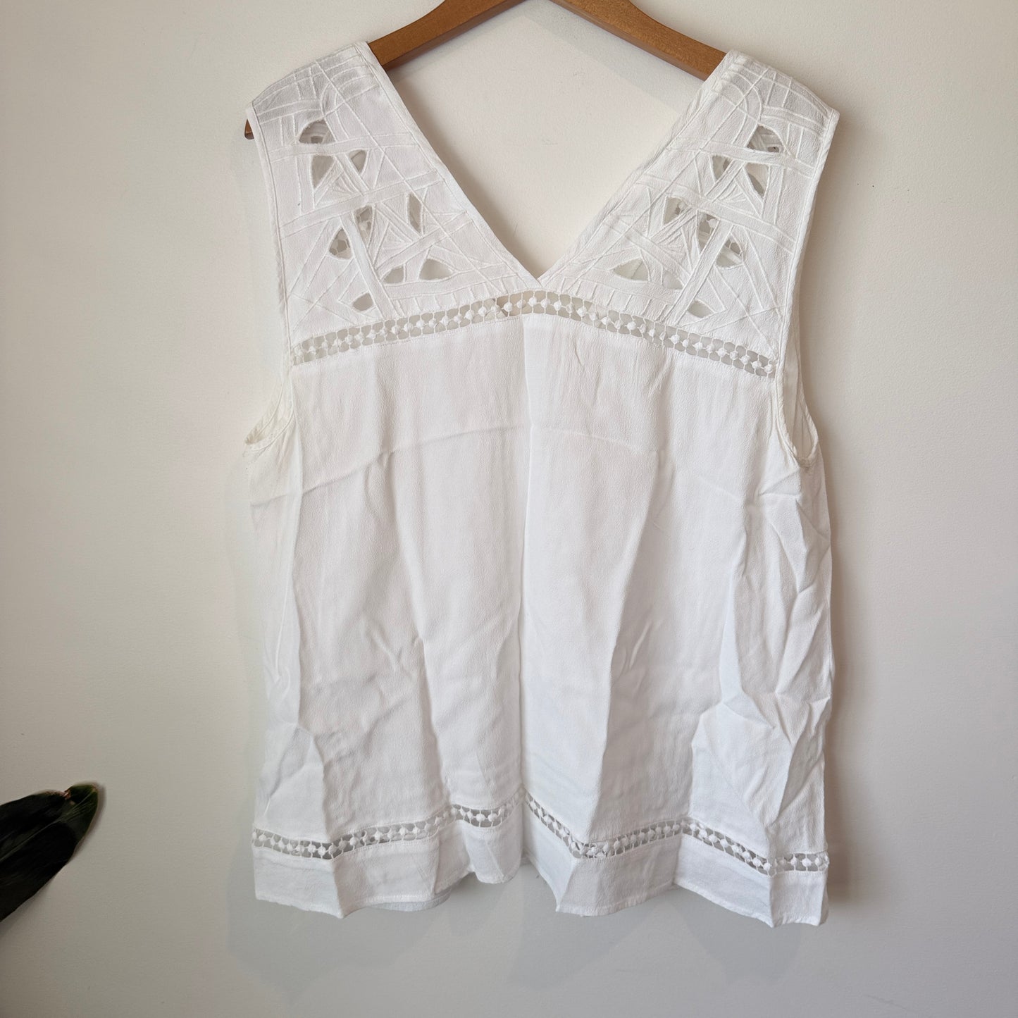 Brand Unknown U/Arm to U/Arm 54cm Sleeveless V-Neck Embroidered Blouse