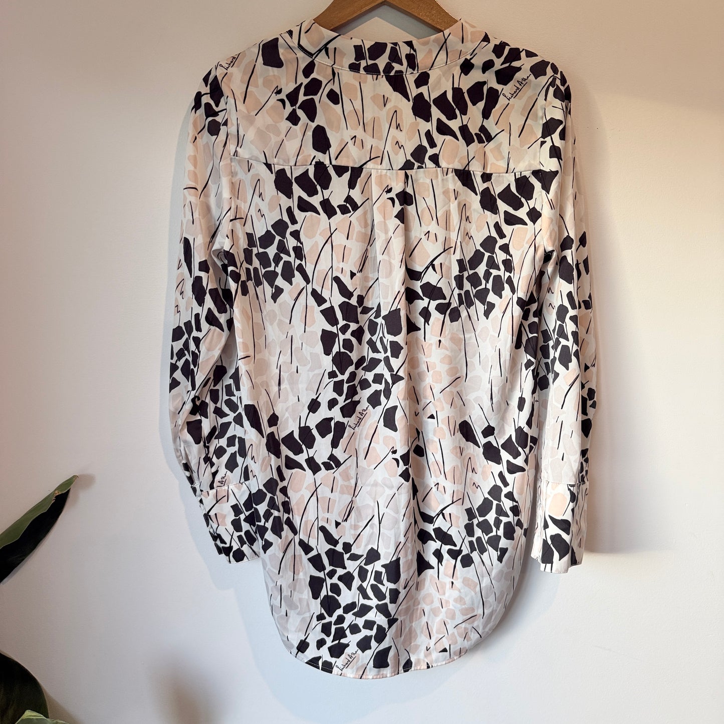 H & M Size 8 Tan, Black & White Long Sleeve V-Neck Blouse