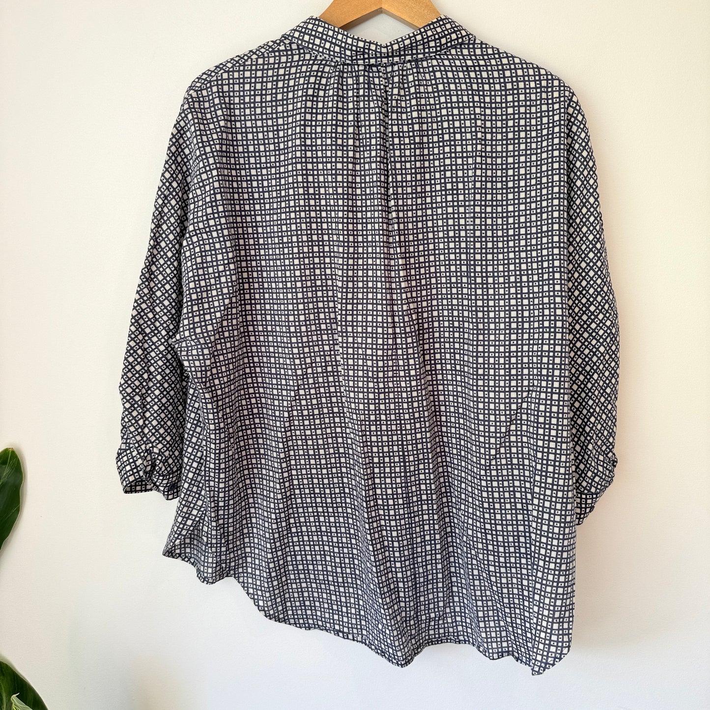 Country Road Size M Black & White Collared Button-Down Shirt