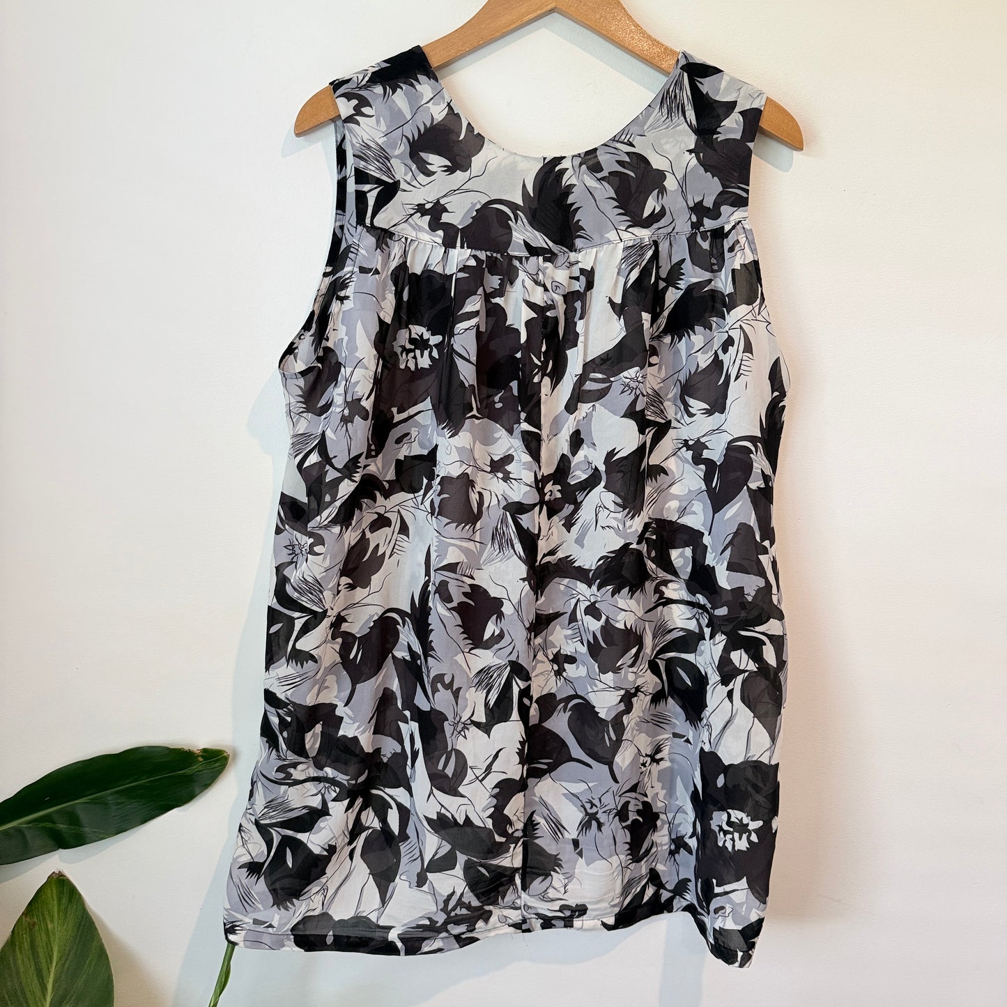 Amie Size 16 Sleeveless Floral Print Blouse