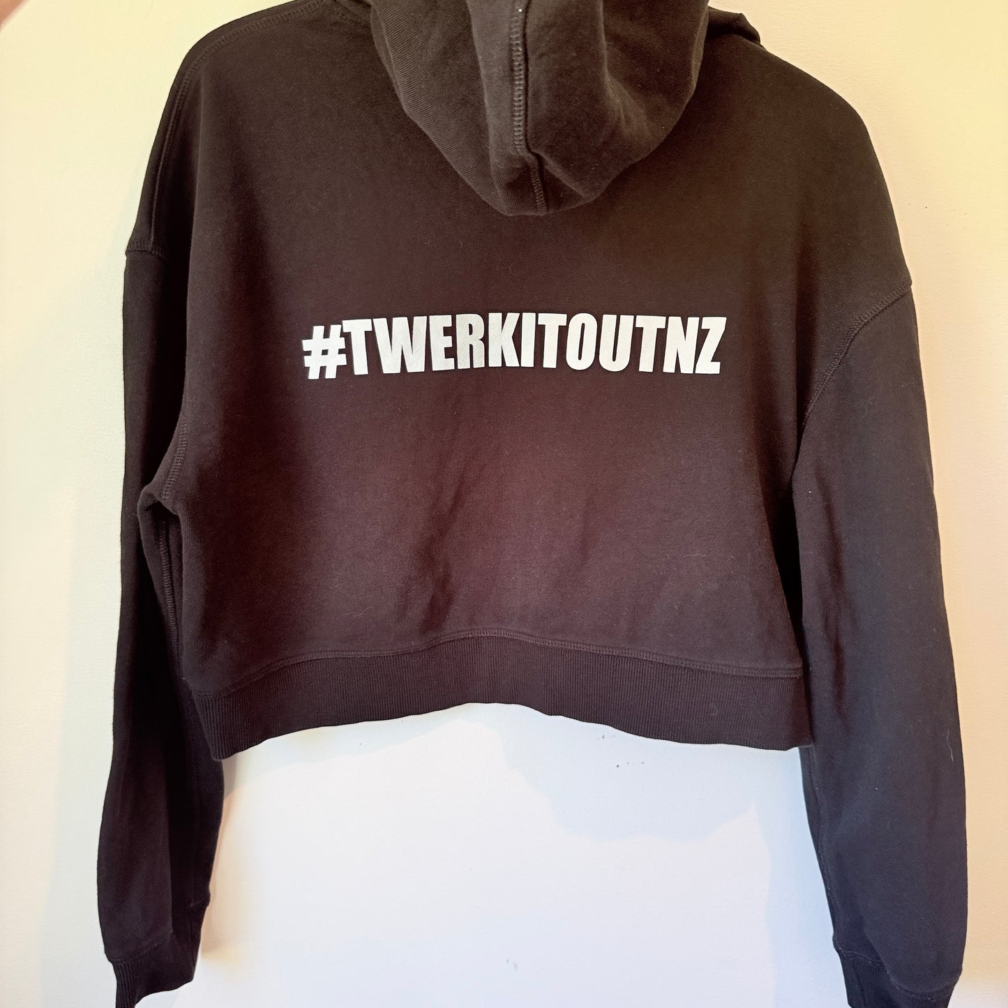 #TWERKITOUTNZ Size 6 Cropped Hoodie
