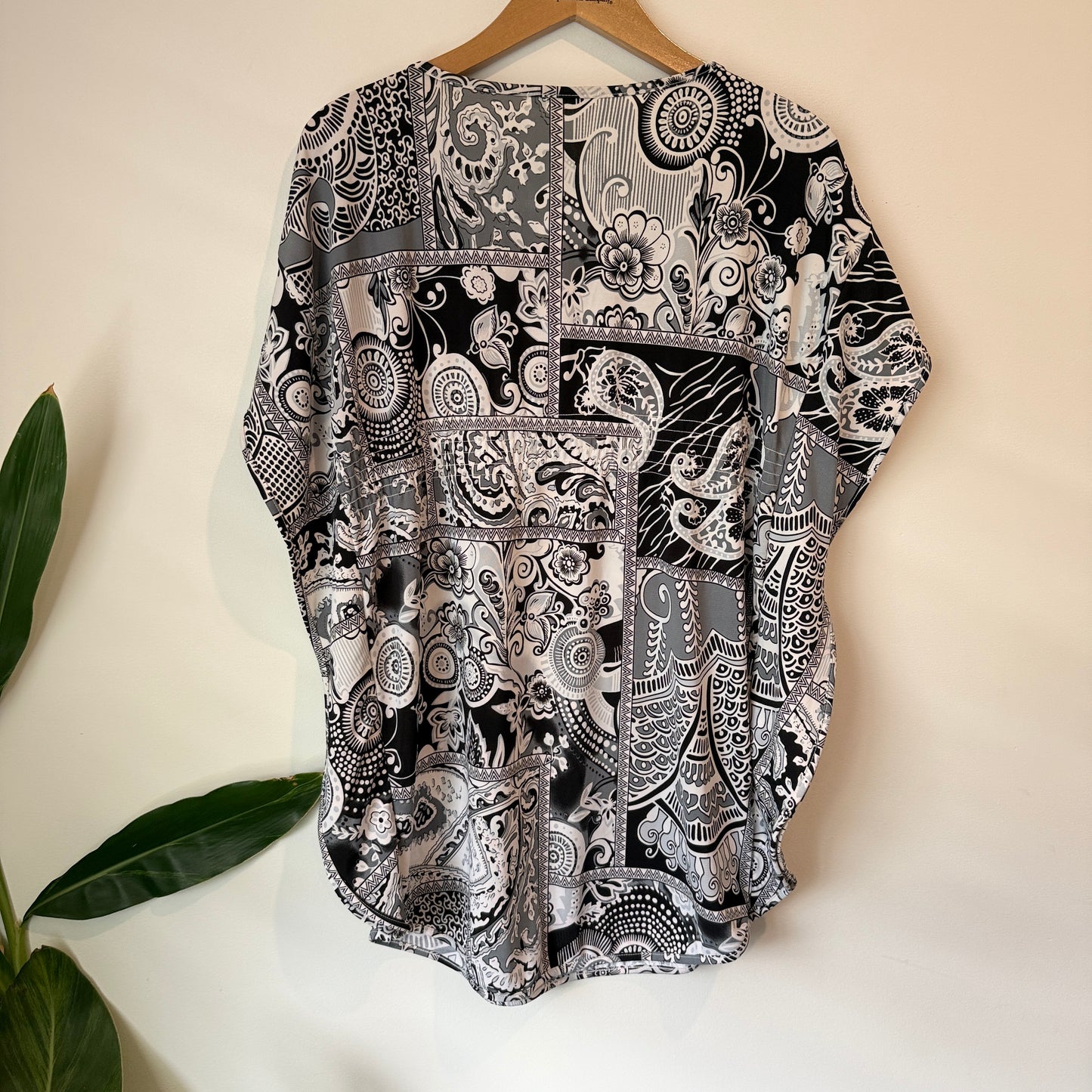 Paper Scissors Size S Patterned V-Neck Tunic Blouse