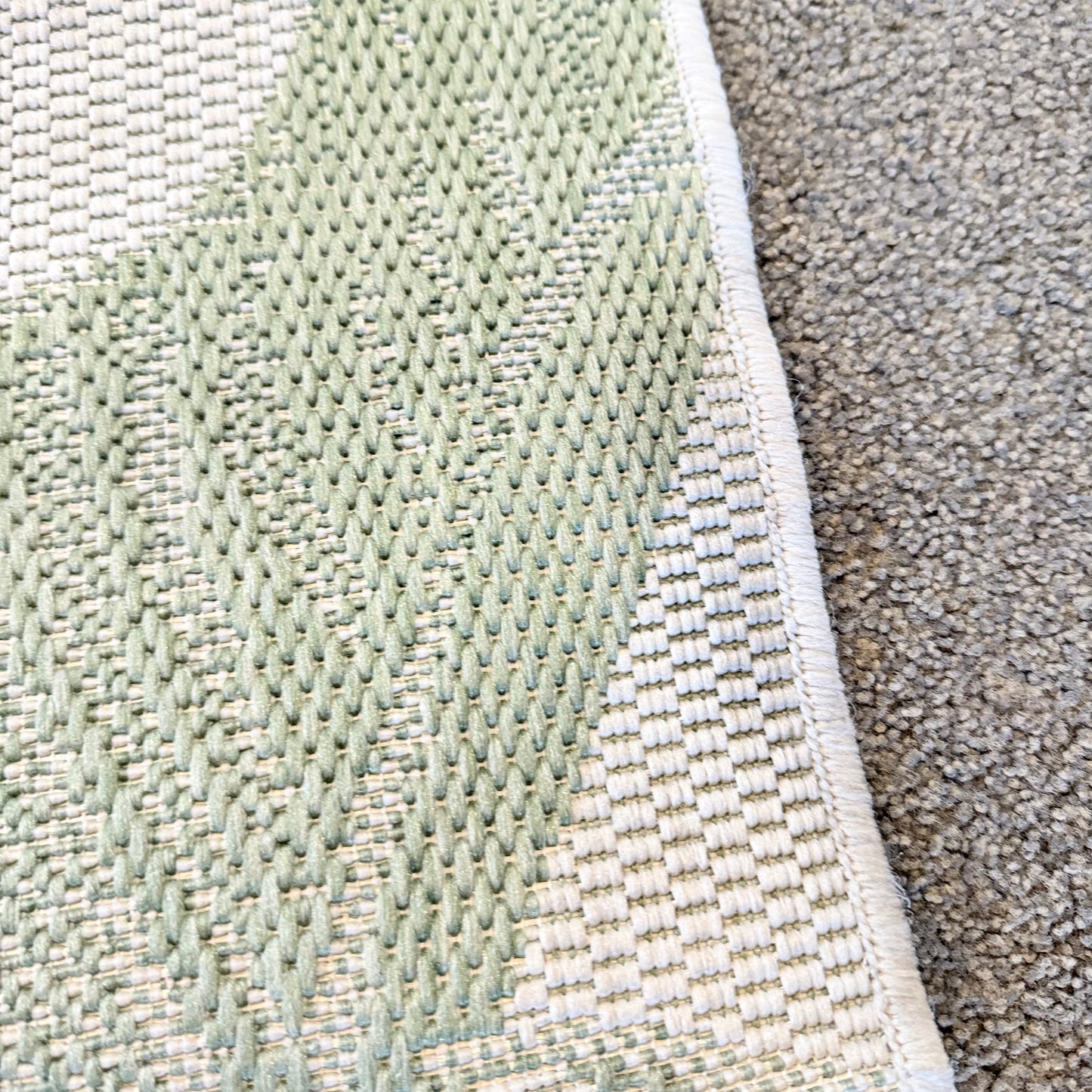 Indooroutdoor runner mat - light green & white - rugs original photo - what’s new home&living materials