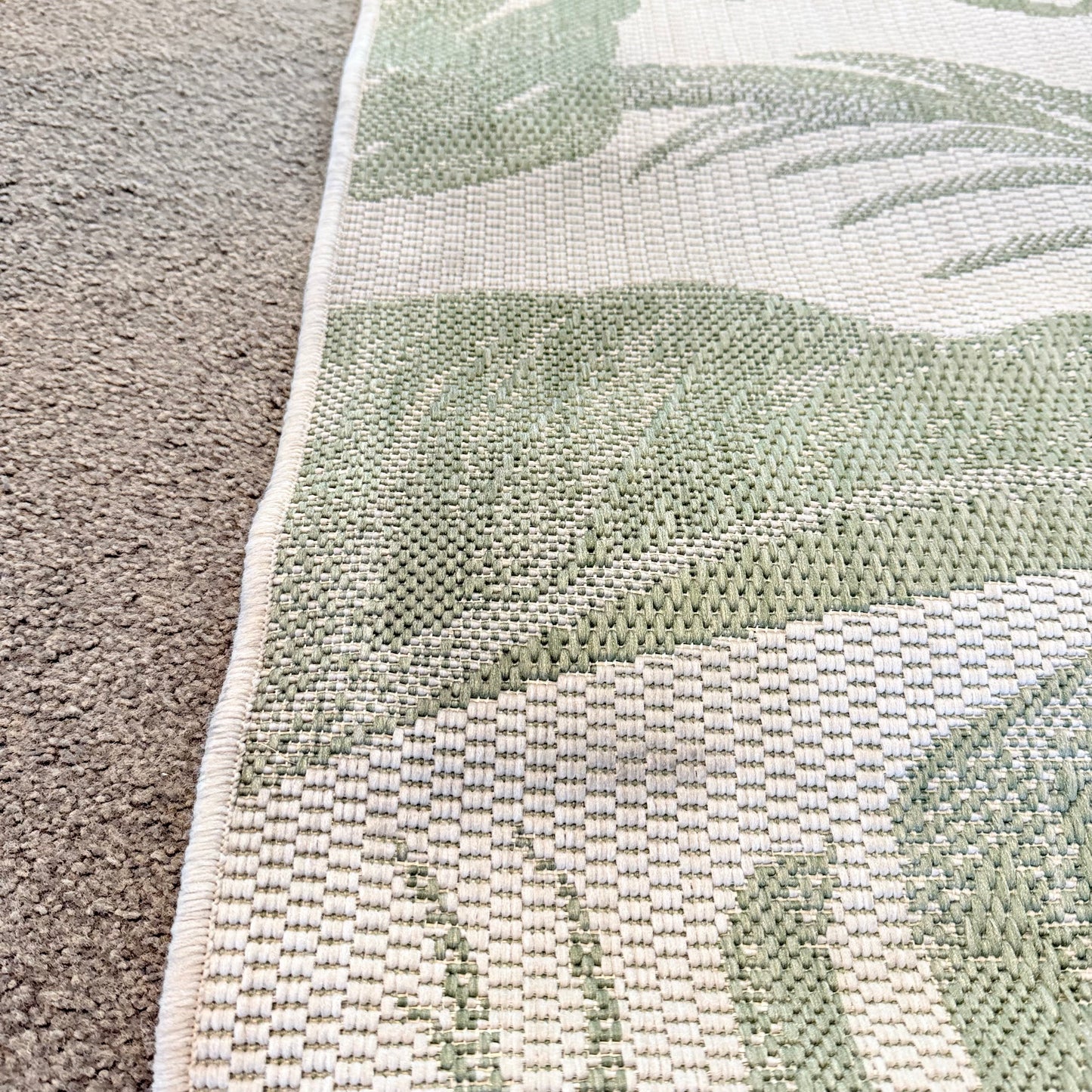 Indooroutdoor runner mat - light green & white - rugs original photo - what’s new home&living materials