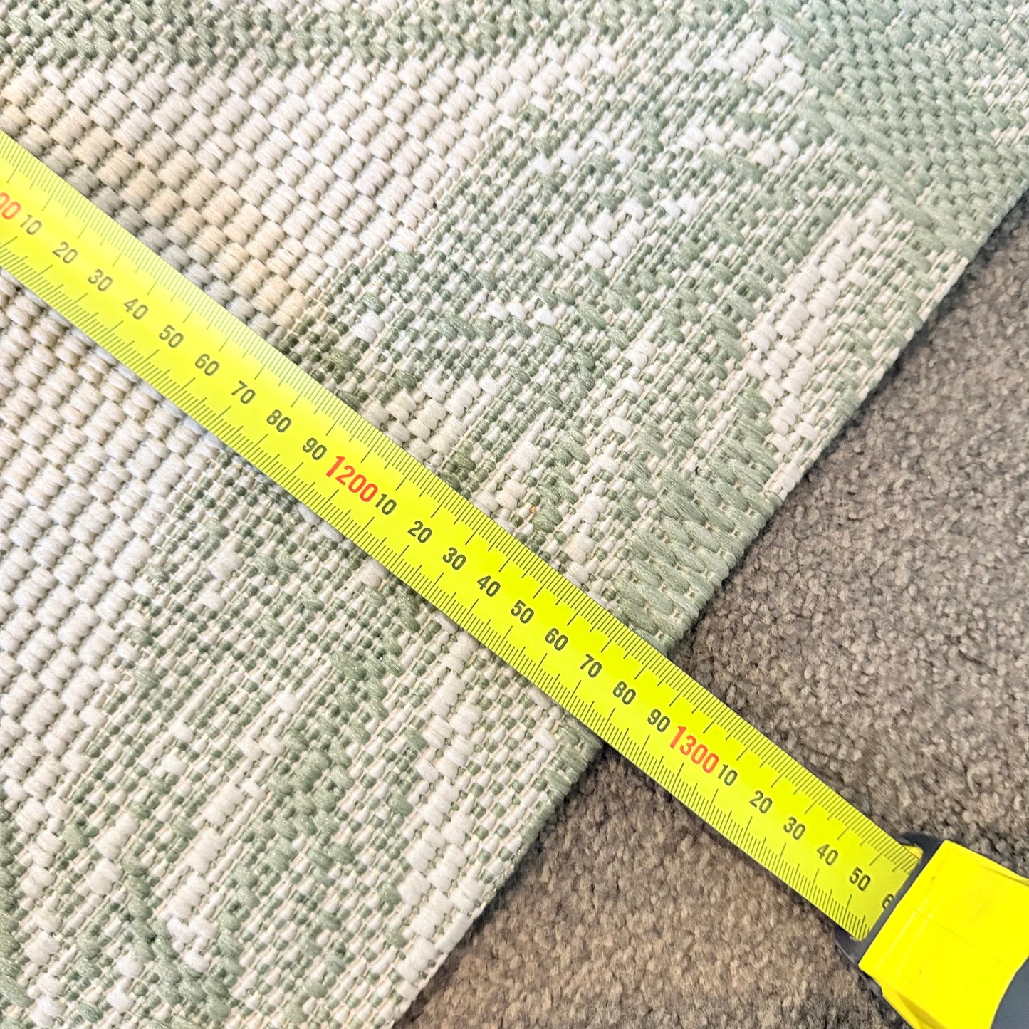 Indooroutdoor runner mat - light green & white - rugs original photo - what’s new home&living materials