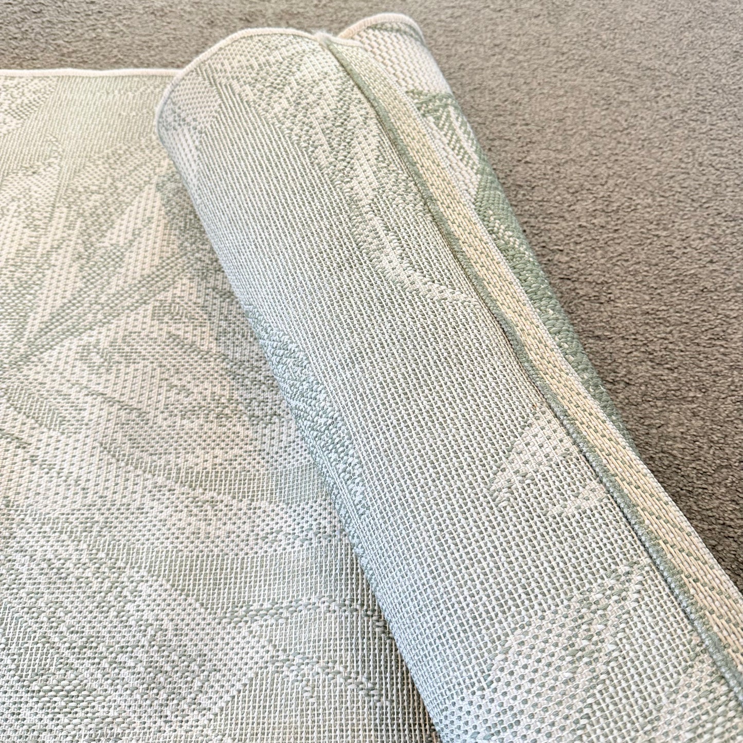 Indooroutdoor runner mat - light green & white - rugs original photo - what’s new home&living materials