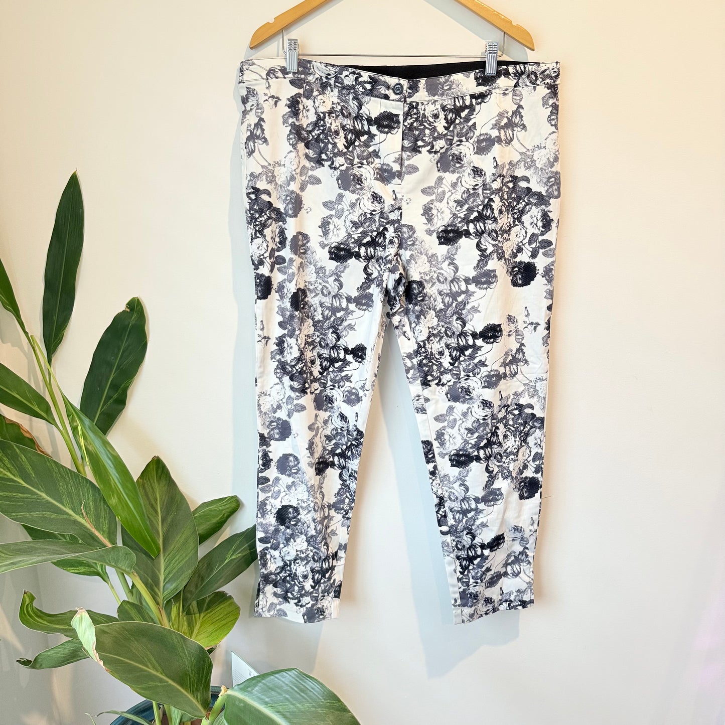 K&K Women's Size 18 Black & White Floral Trousers