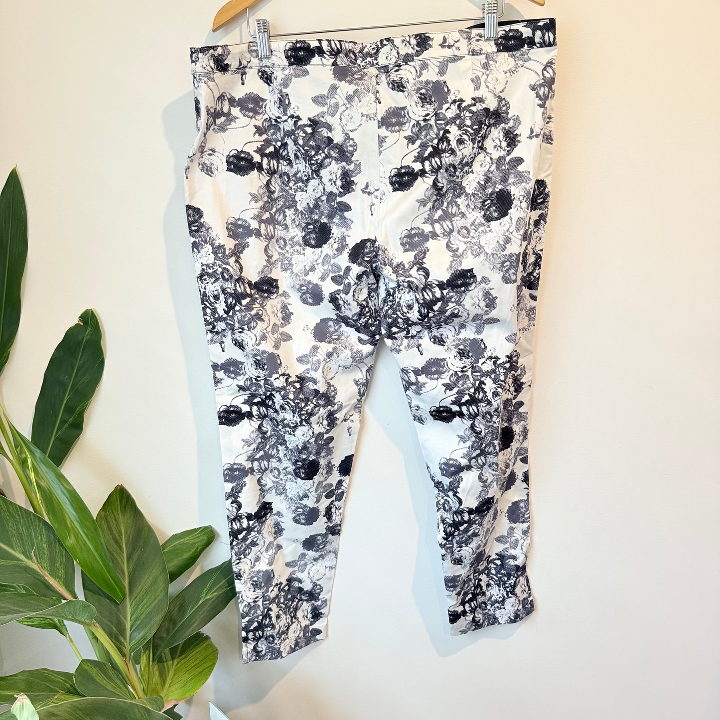 K&K Women's Size 18 Black & White Floral Trousers