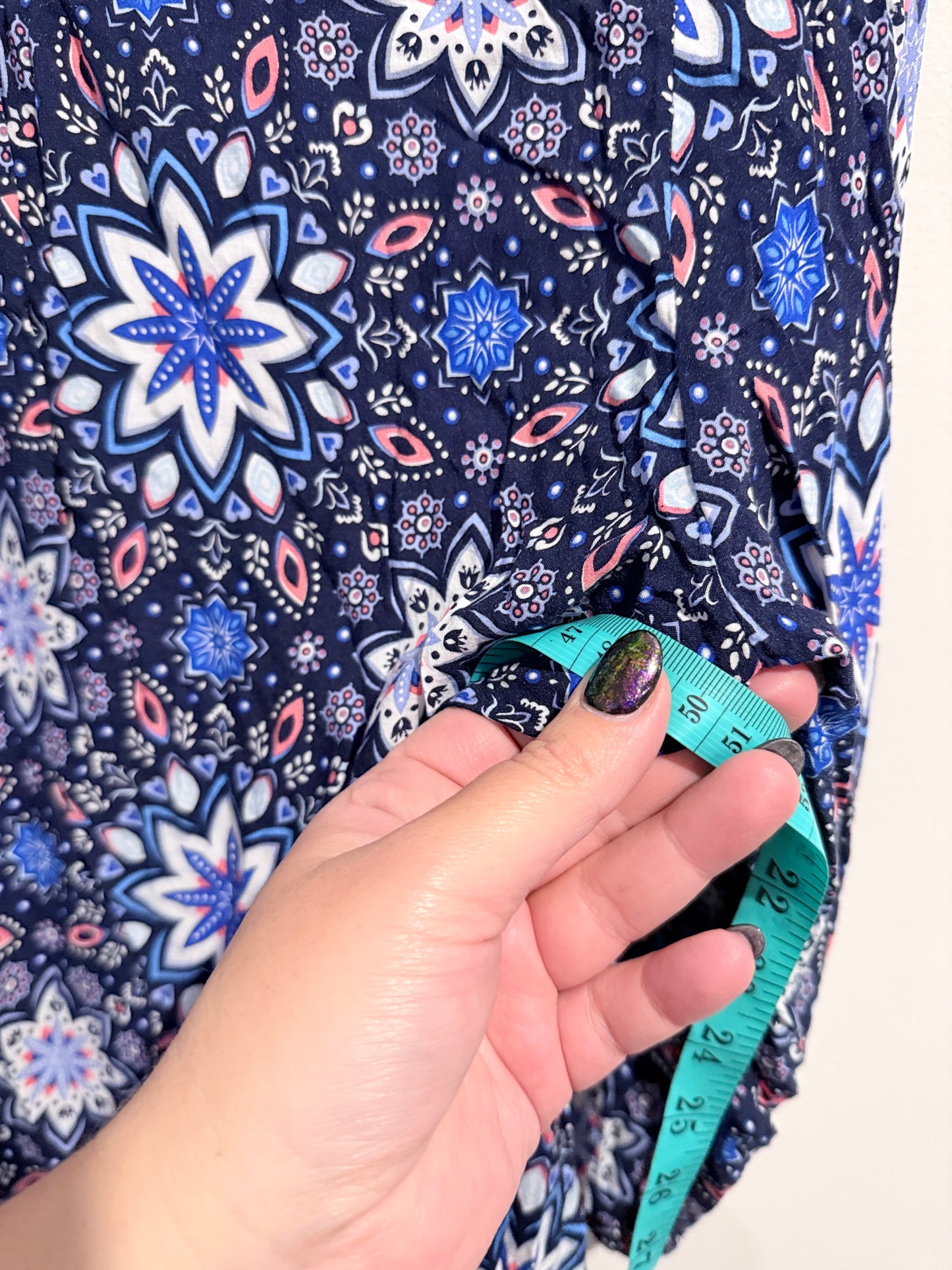Brand Unknown Bohemian-style Batik Floral Blouse Size U/Arm to U/Arm 51cm