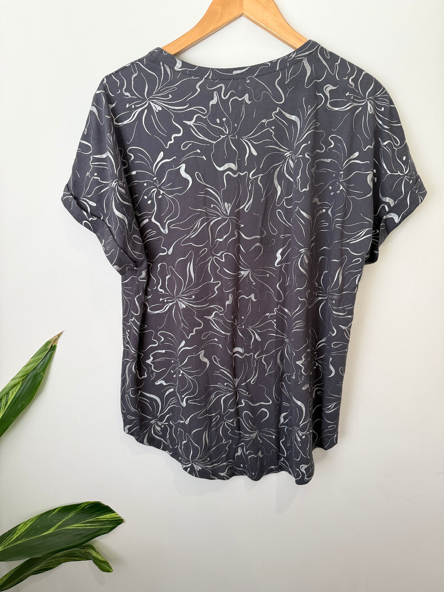 H & H Short-sleeve Crew Neck Tee Size 16