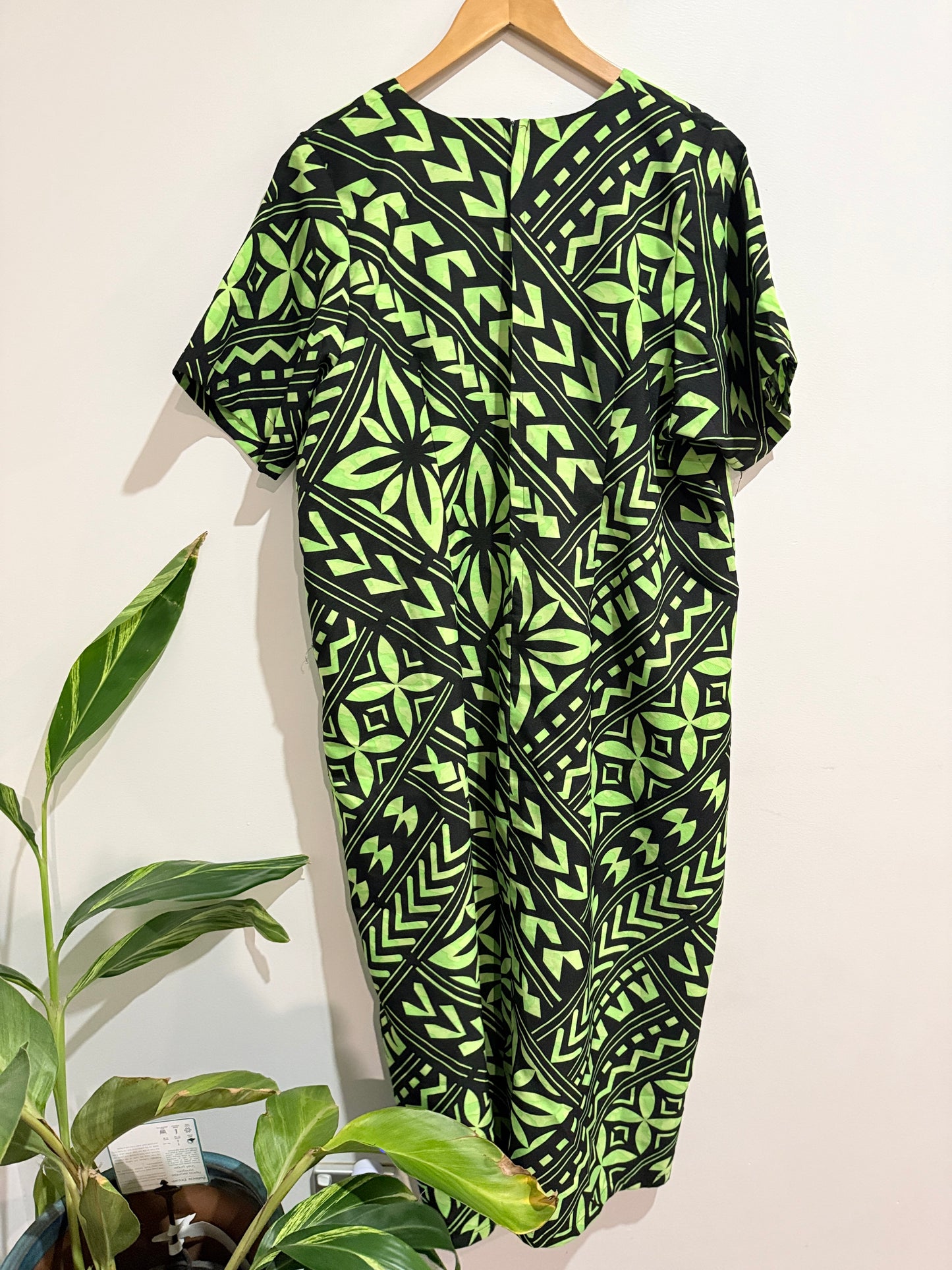 Polynesian-style Dress Size U/Arm to U/Arm 61cm