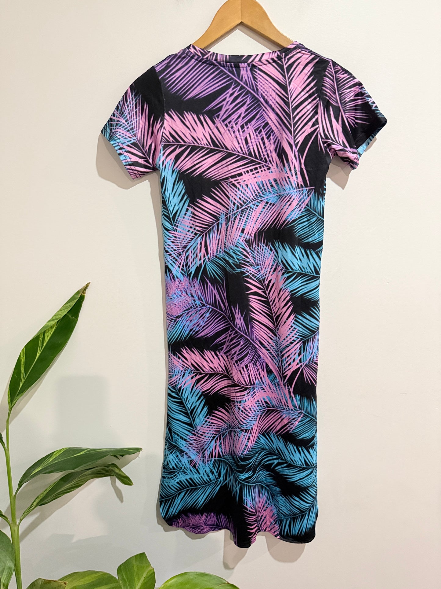 Brand Unknown Palm Leaf Pattern T-shirt Dress Size 140 | U/Arm to U/Arm 40cm