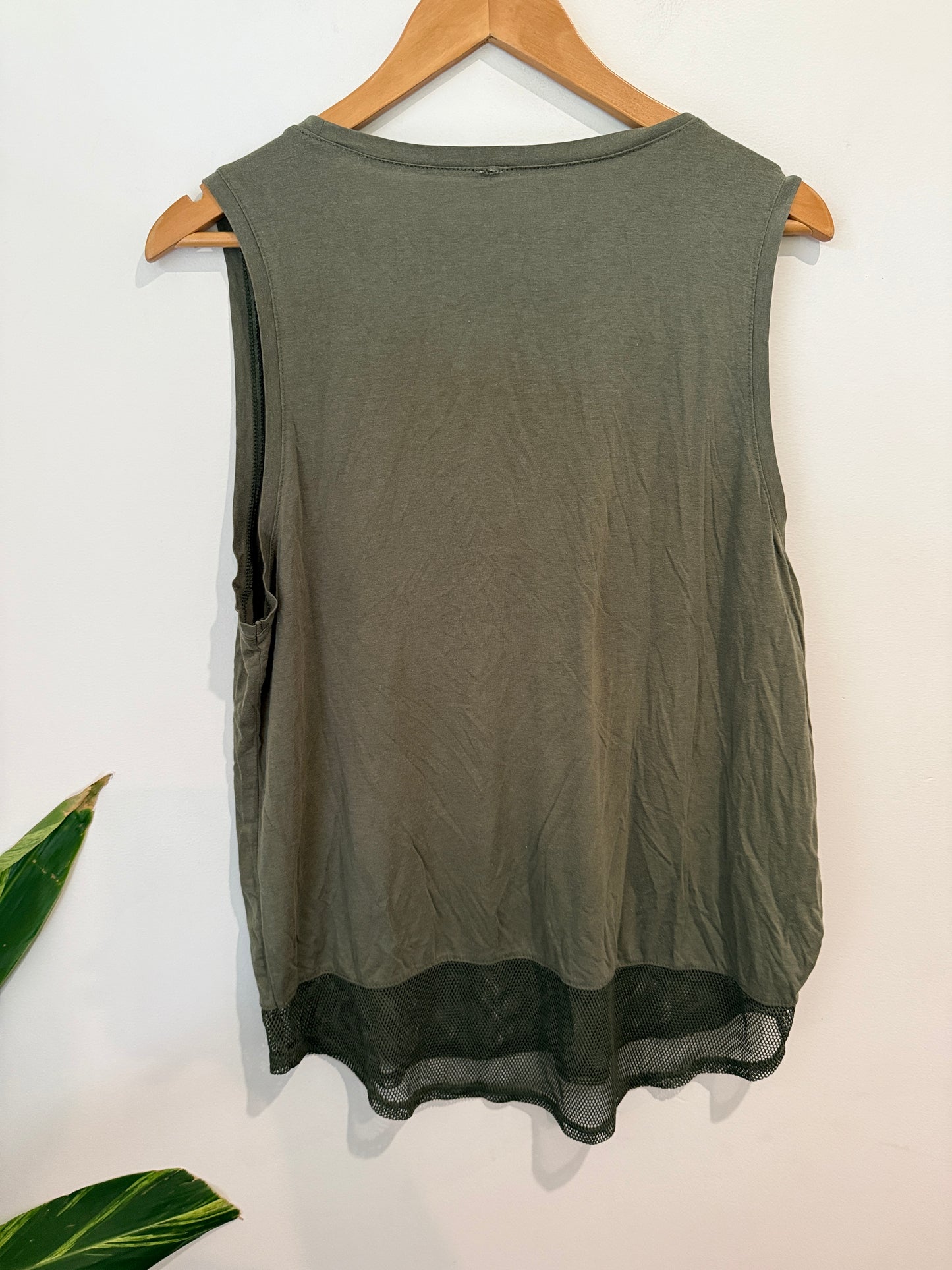 Brand Unknown Sleeveless Tank Top Size U/Arm to U/Arm 56cm