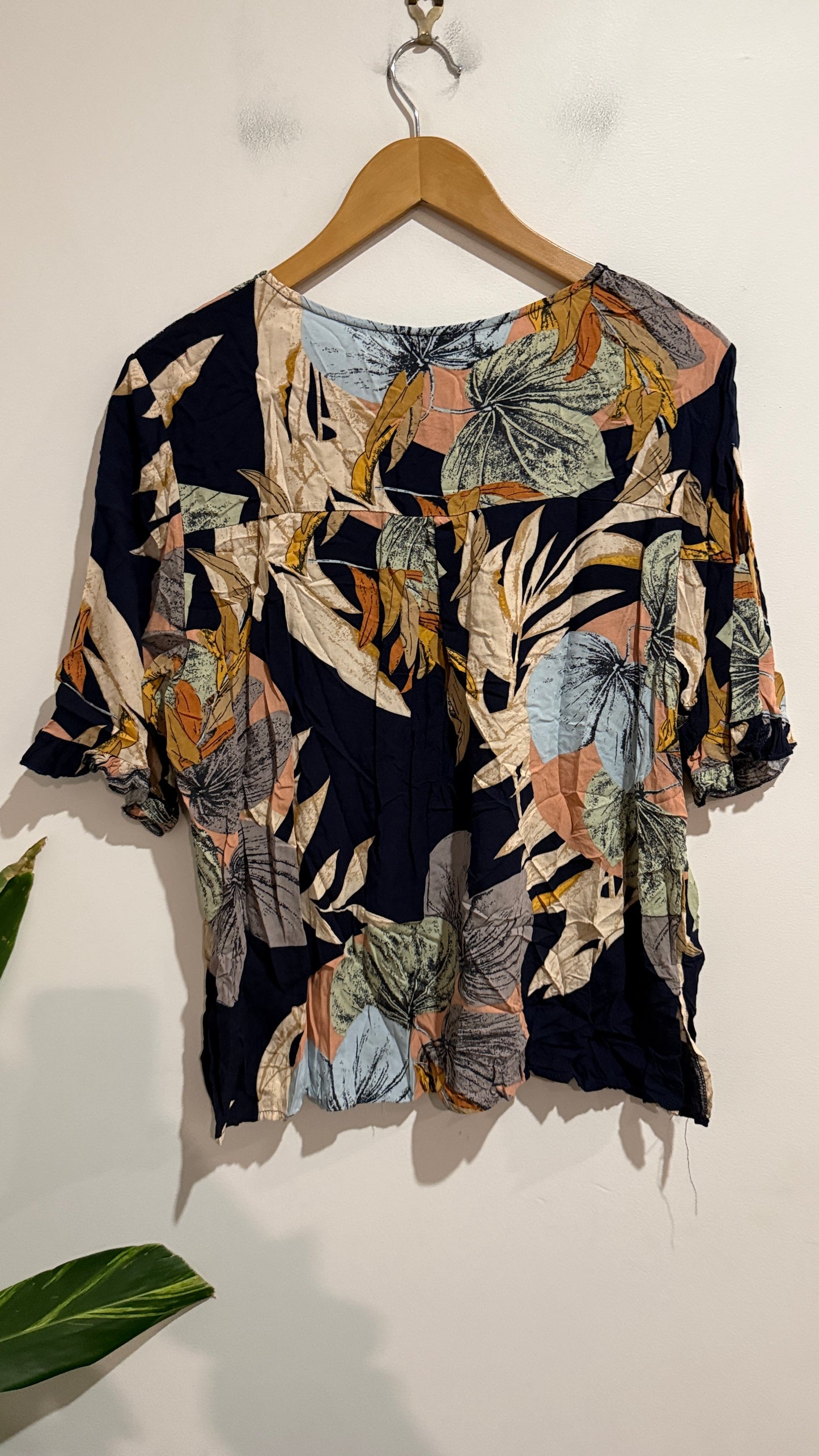 Blueberry Size L/XL | U/Arm to U/Arm 57cm Tropical Leaf Print Top