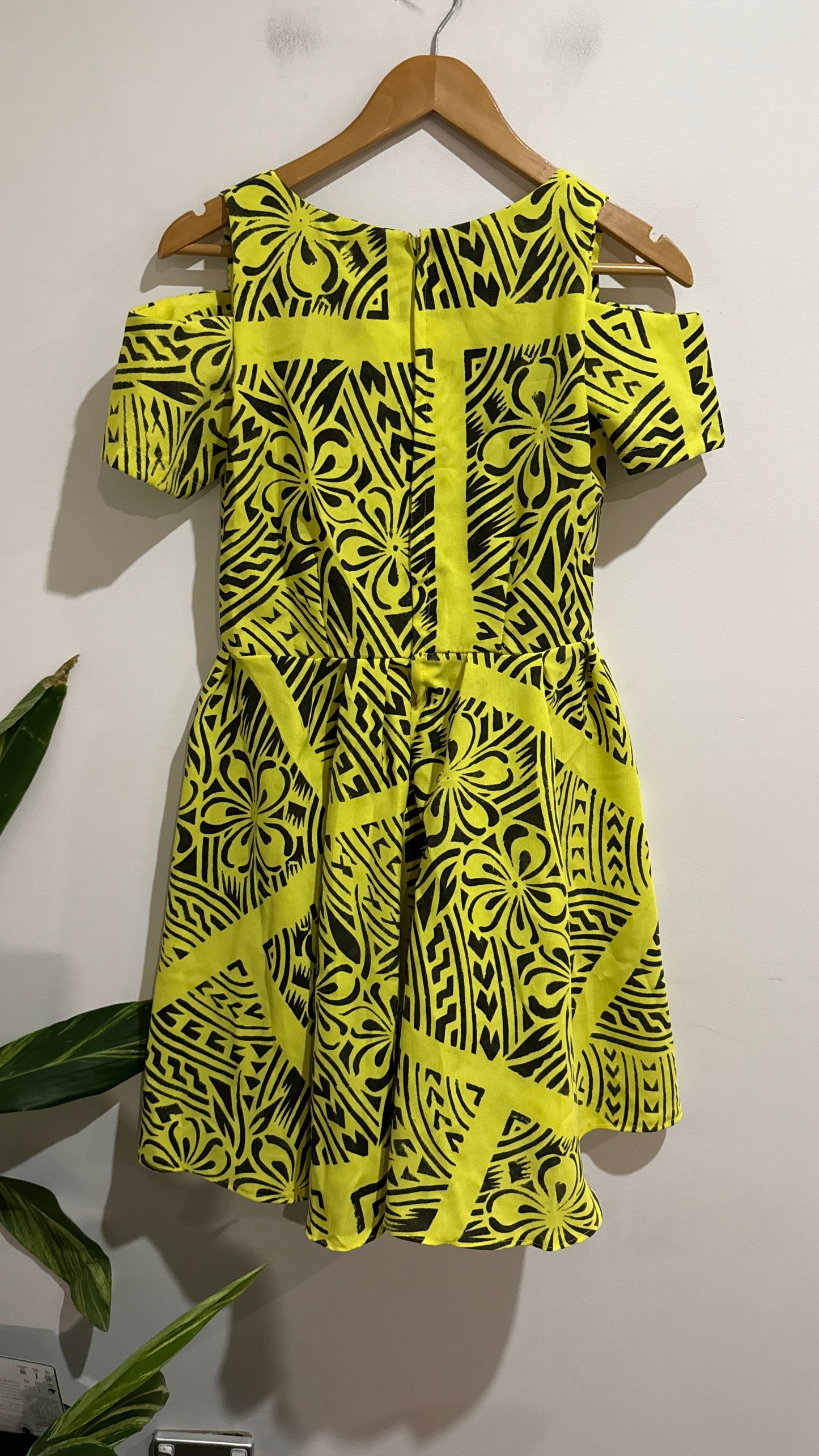 Brand Unknown Size: U/Arm to U/Arm 43cm Cold Shoulder Skater Dress