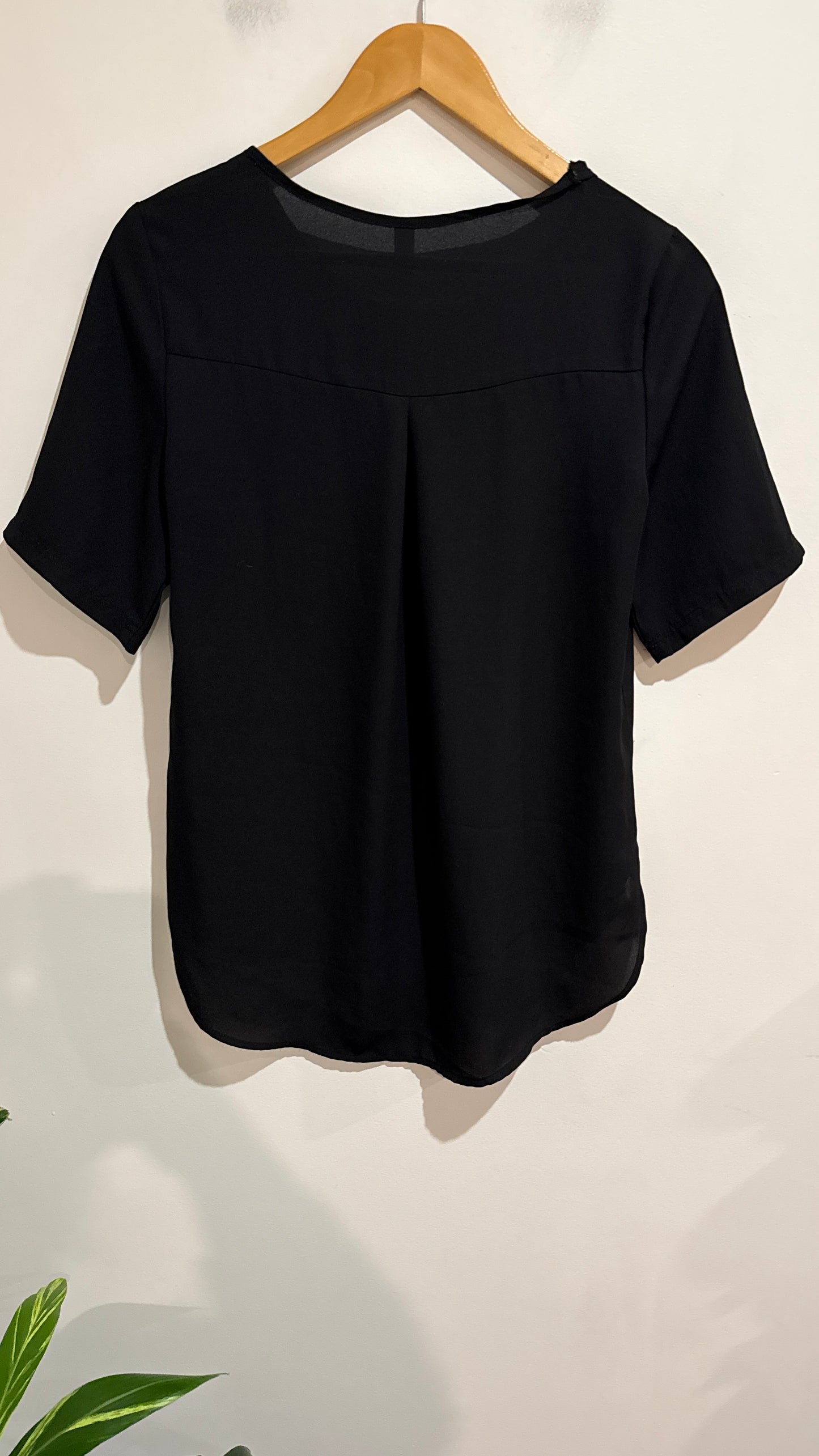 Anthem Black Short Sleeve Curved Hem Top Size 10