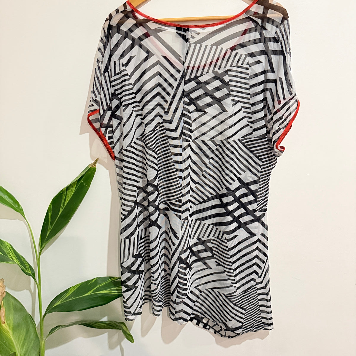 Taking Shape Black White Print Sheer Top Size L (63cm u/arm)