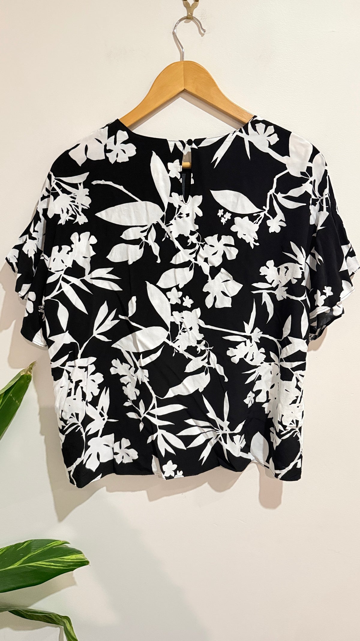 Witchery Black and White Floral Short Sleeve Top Size 10