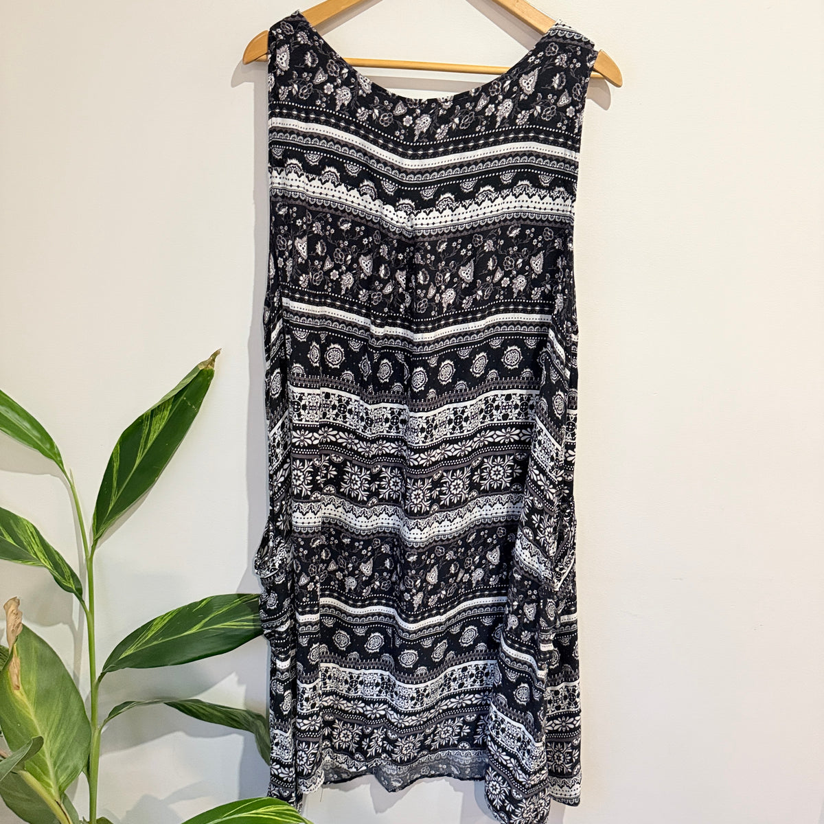 Autograph Black and White Paisley Print Sleeveless Dress Size 24