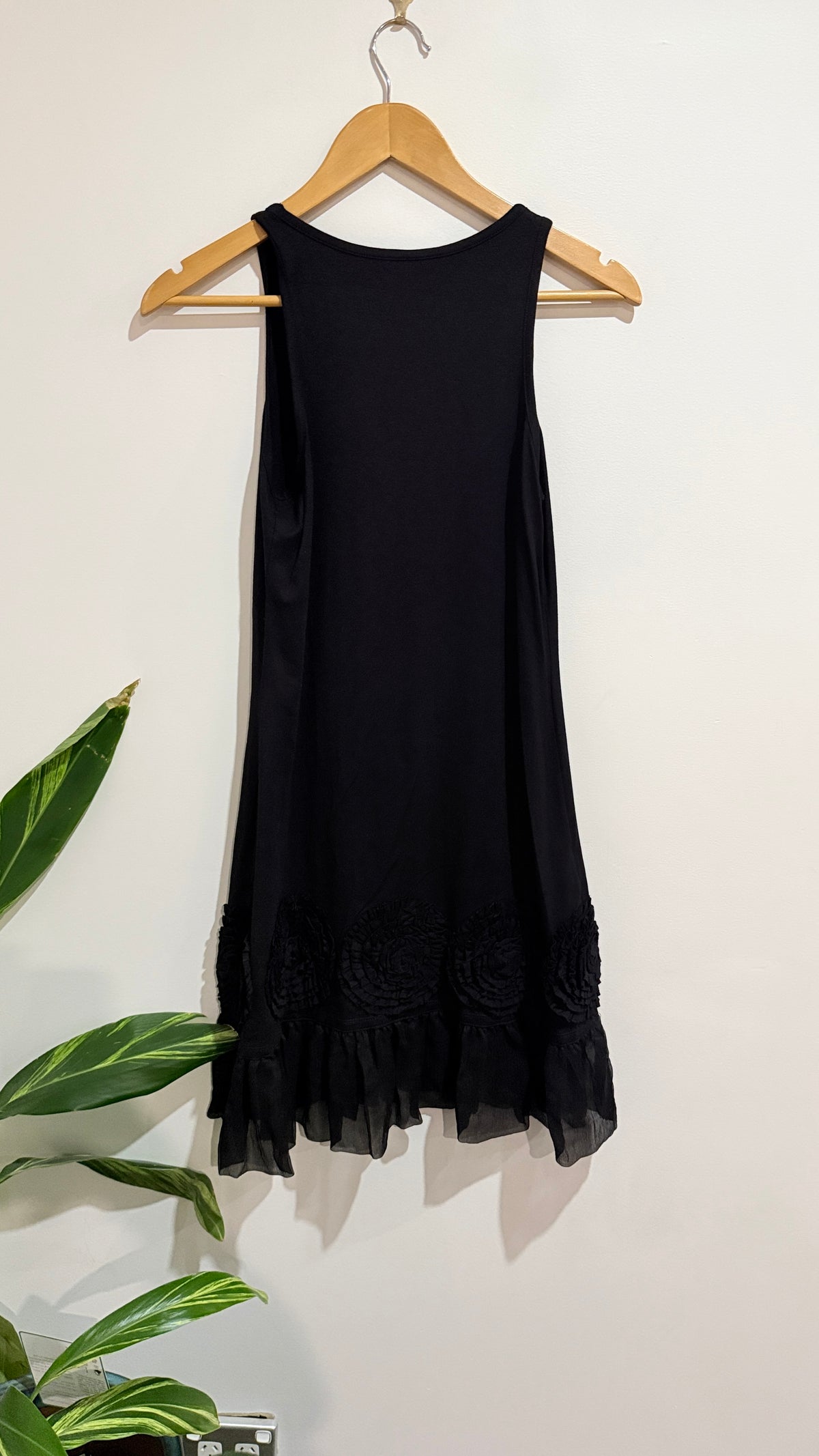 Black Rosette Applique Ruffle Hem Sleeveless Dress Size S