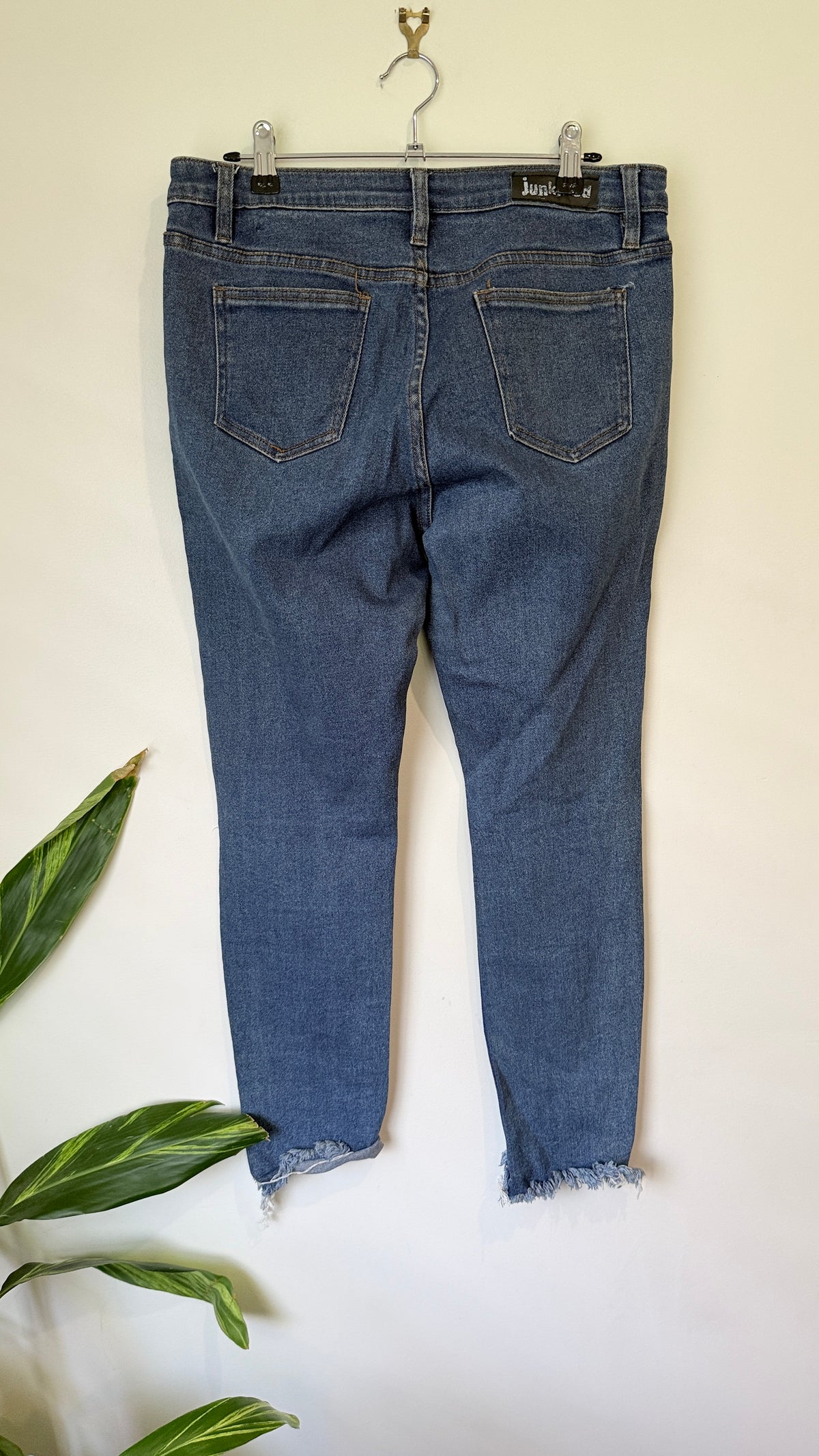 Junk Food Distressed Raw Hem Jeans Size L