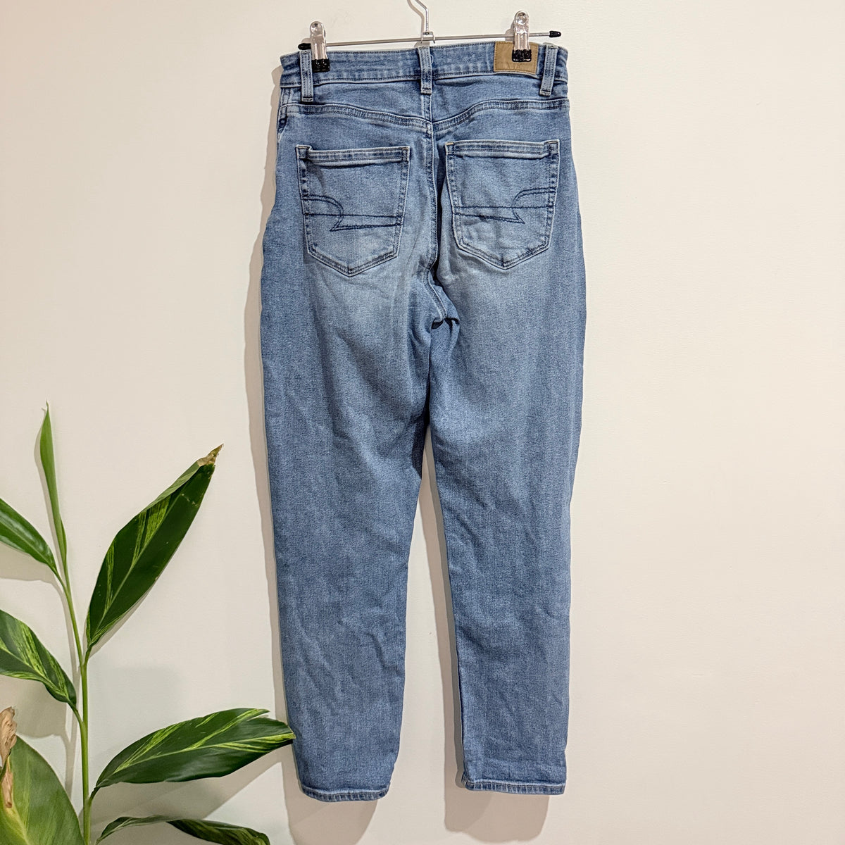 American Eagle Light Wash Mom Jeans Size 6