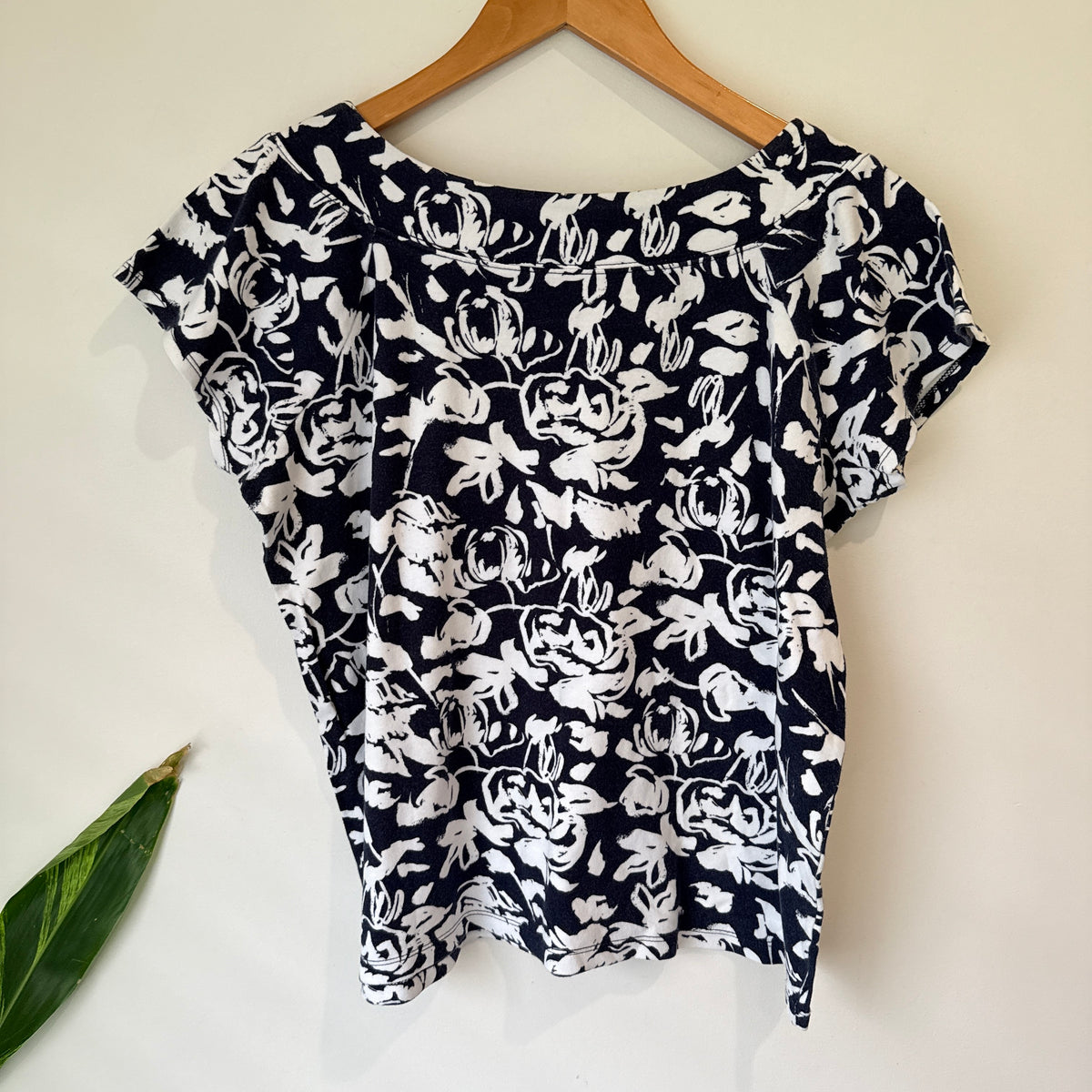 Jones New York Navy White Floral Top Size L Petite