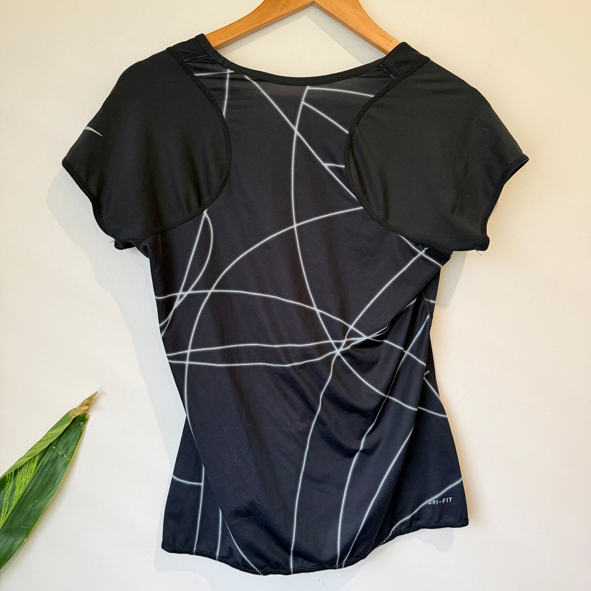 Nike Dri-FIT Black Line Print Running Tee Size M