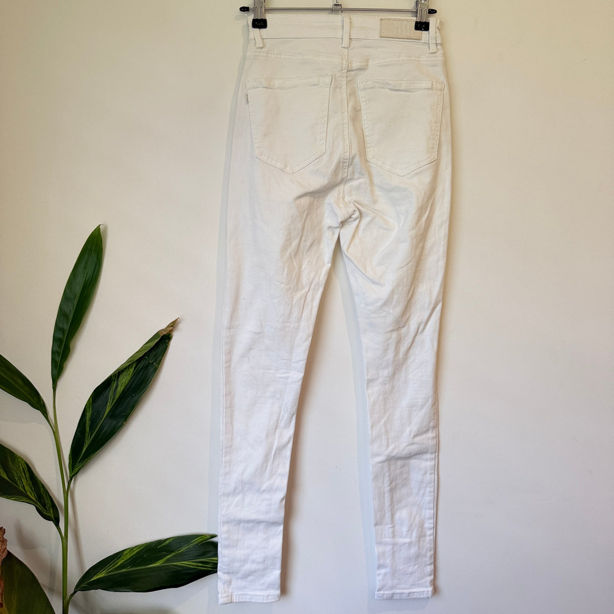 Desu White Ripped Knee Skinny Jeans Size 8