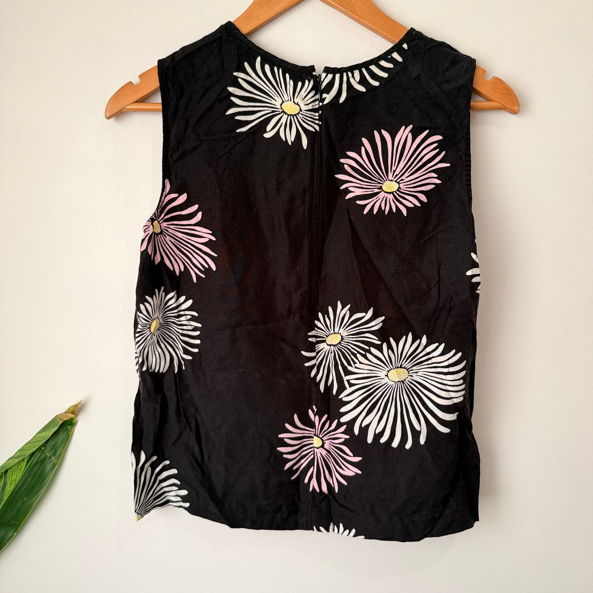 Country Road Black Daisy Print Sleeveless Top Size XS