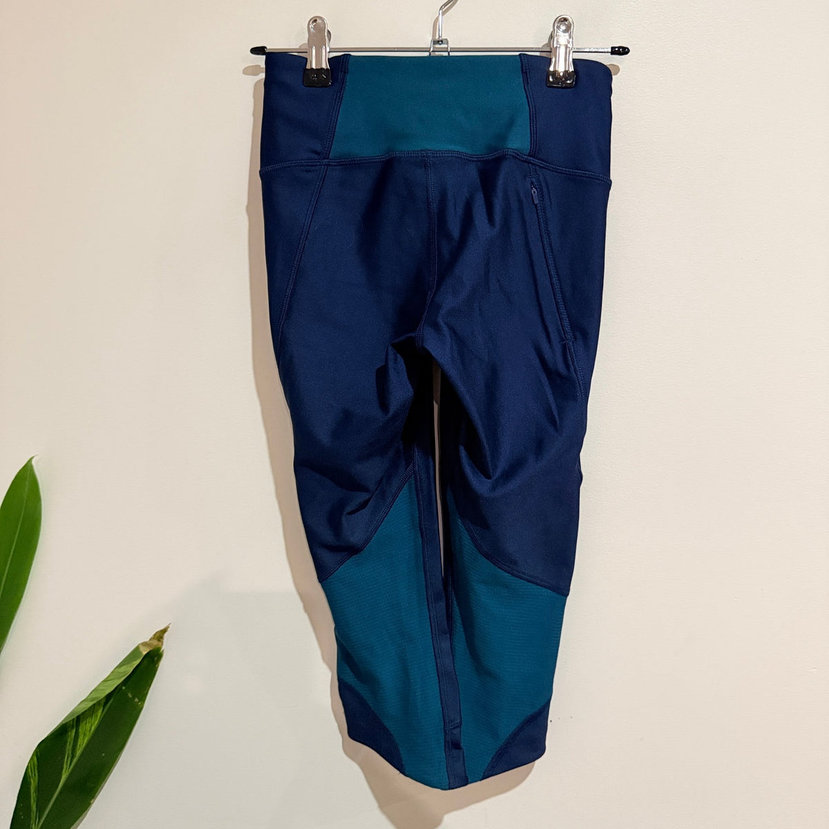 Under Armour HeatGear Navy & Teal Compression Crop Leggings Size S