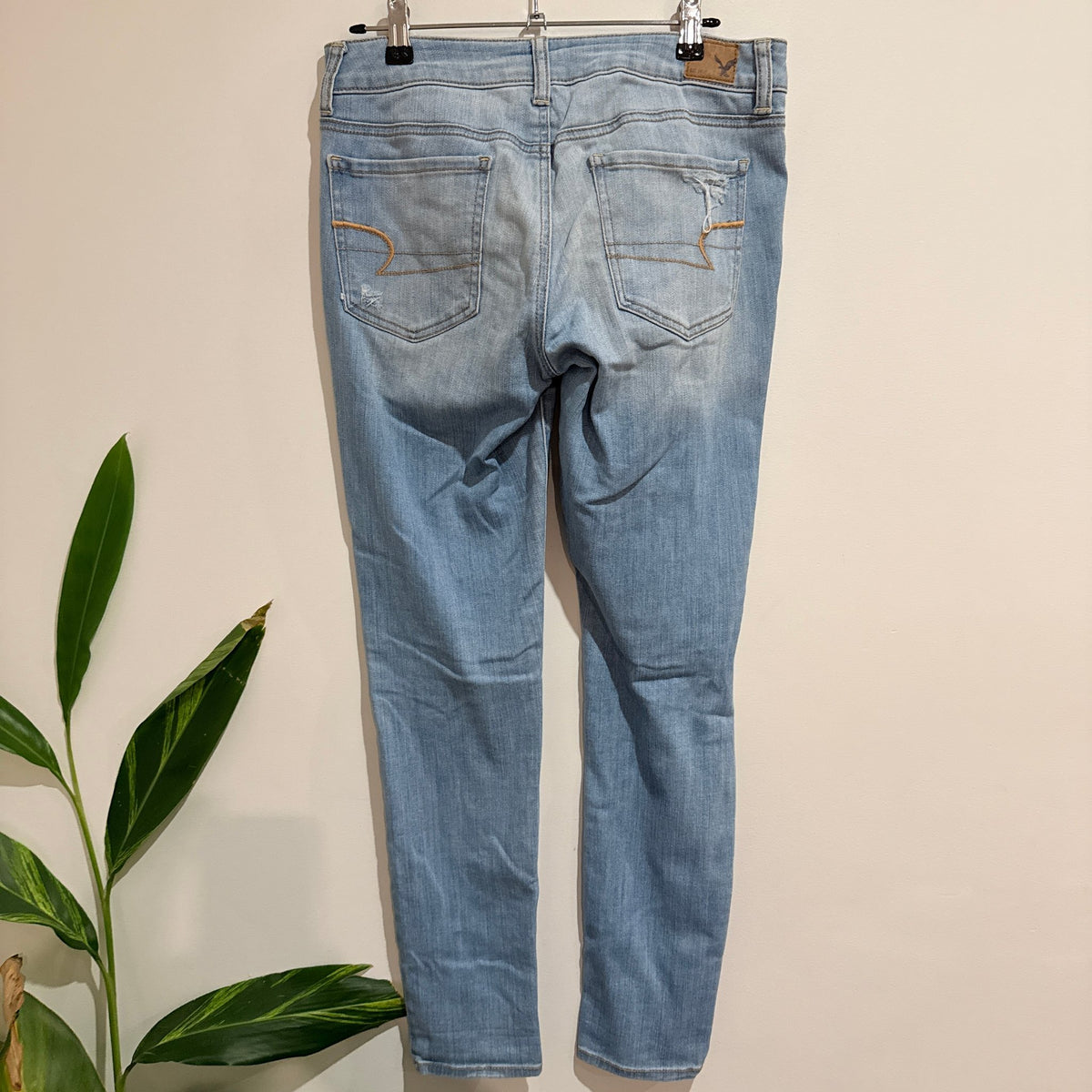 American Eagle Light Wash Distressed Jegging Size 10
