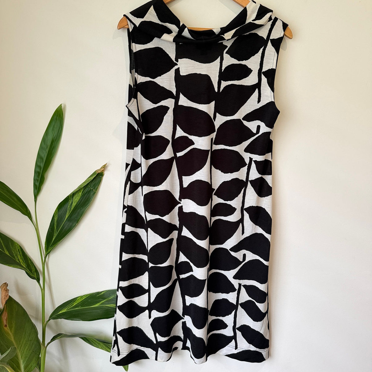 Robyn Mathieson Black & White Leaf Print Sleeveless Dress Size 16 (has marks)