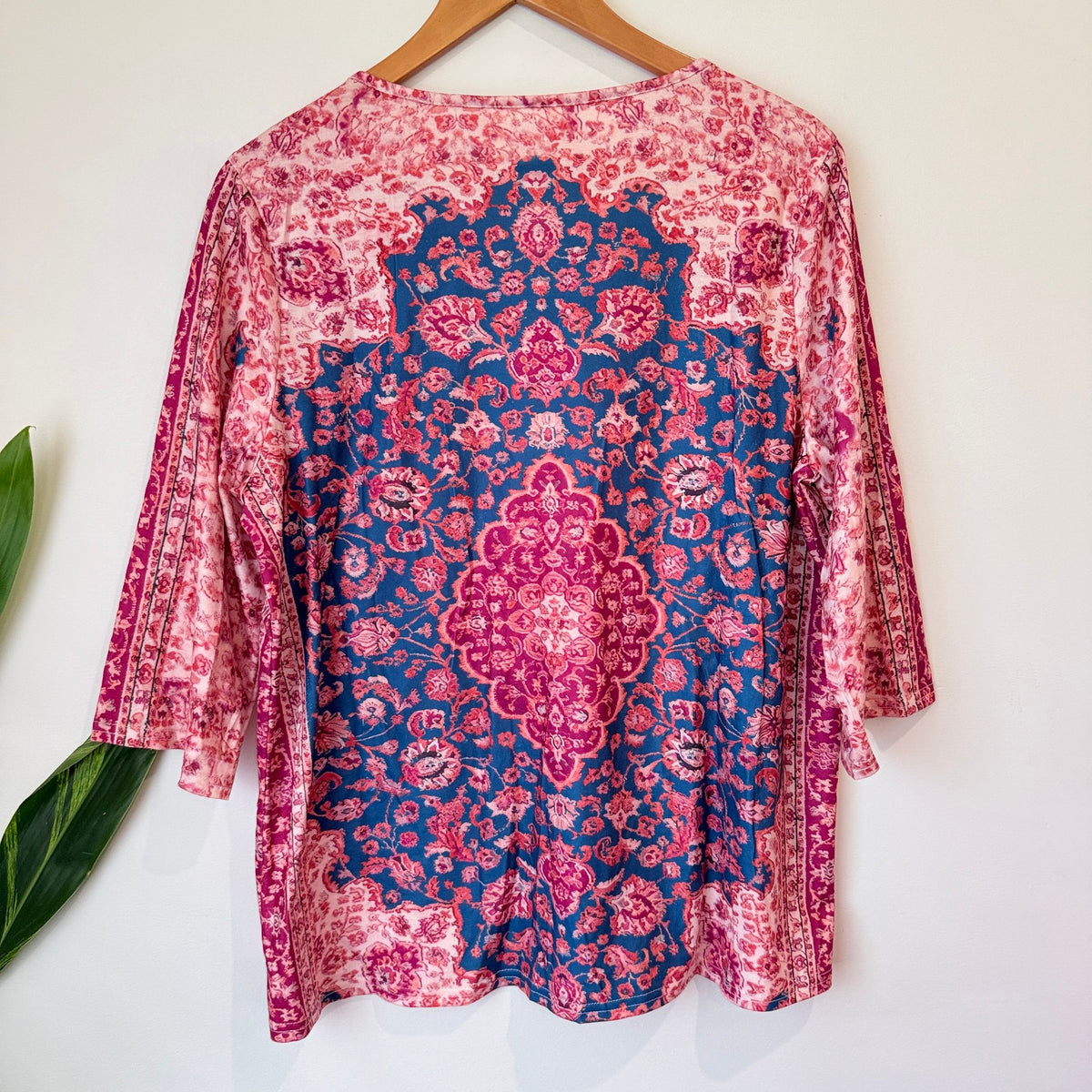 Brand Unknown V-neck Tunic Top Size XL | U/Arm to U/Arm 52cm