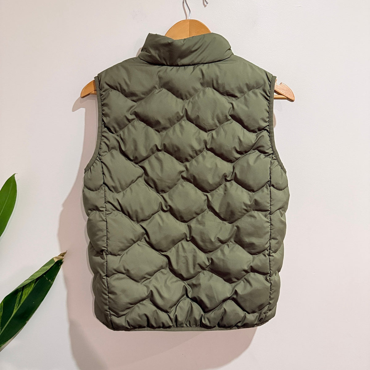 Uniqlo Kids Olive Wave Quilted Puffer Vest Size 11-12